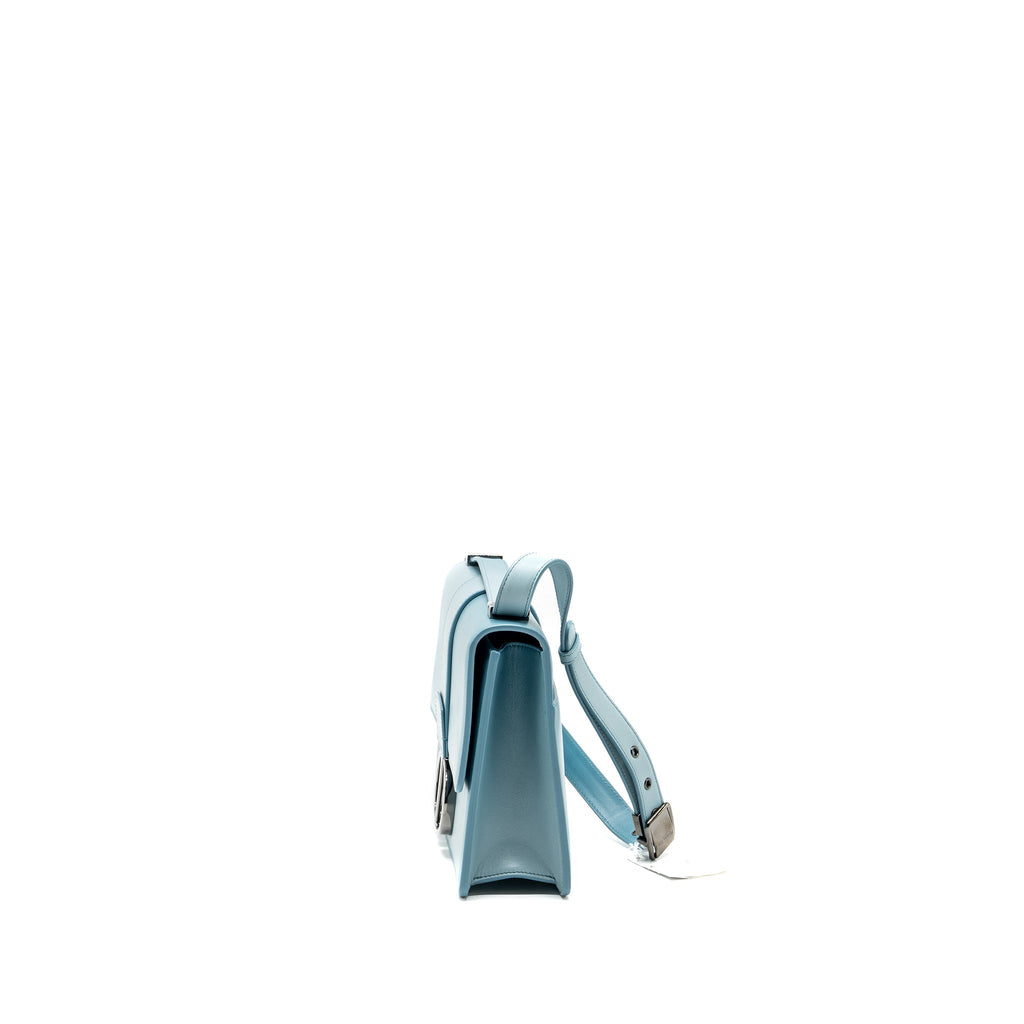 dior-30-montaigne-medium-flap-bag-calfskin-gradient-blue-with-black-hardware-copy