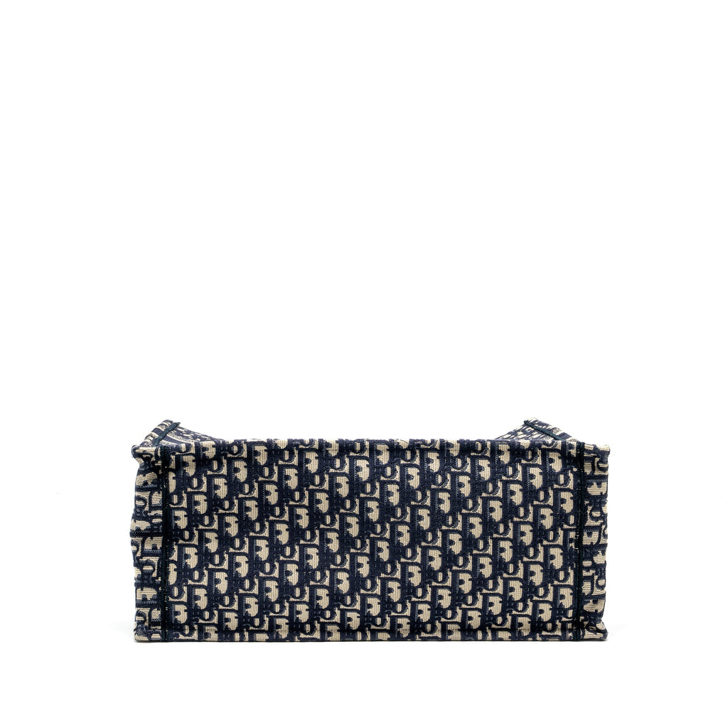 dior-large-book-tote-blue-dior-oblique-embroidery-1