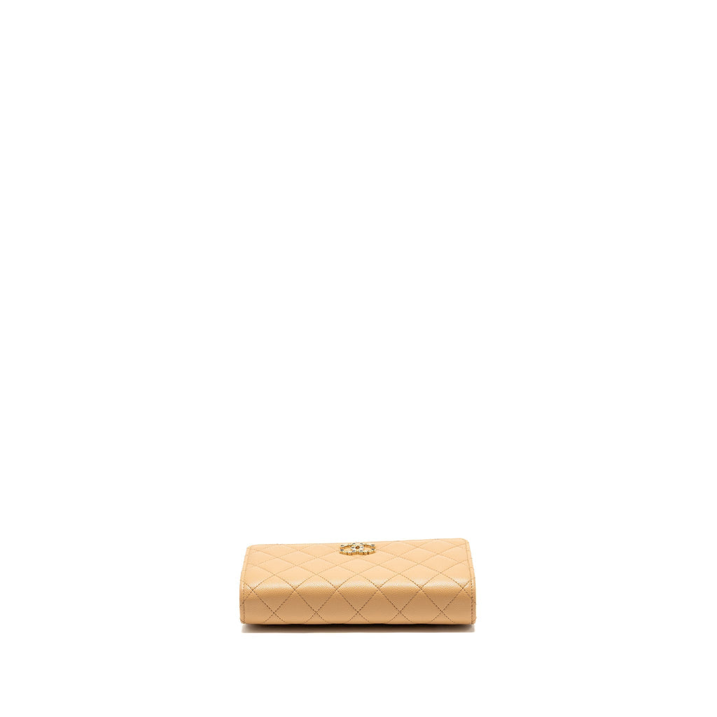 chanel-detailed-cc-classic-wallet-on-chain-caviar-beige-lghw-microchip