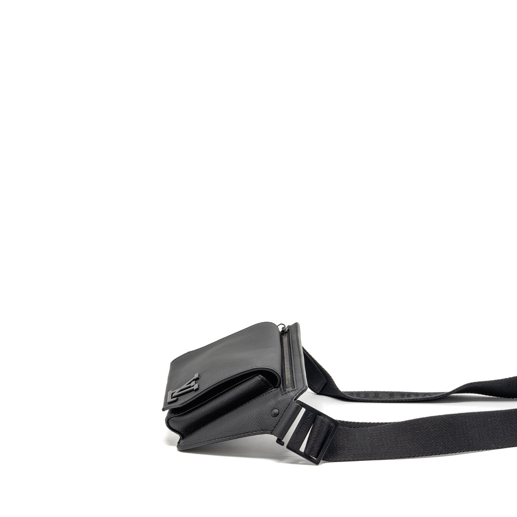 louis-vuitton-aerogram-takeoff-sling-black-grained-calfskin-black-hardware