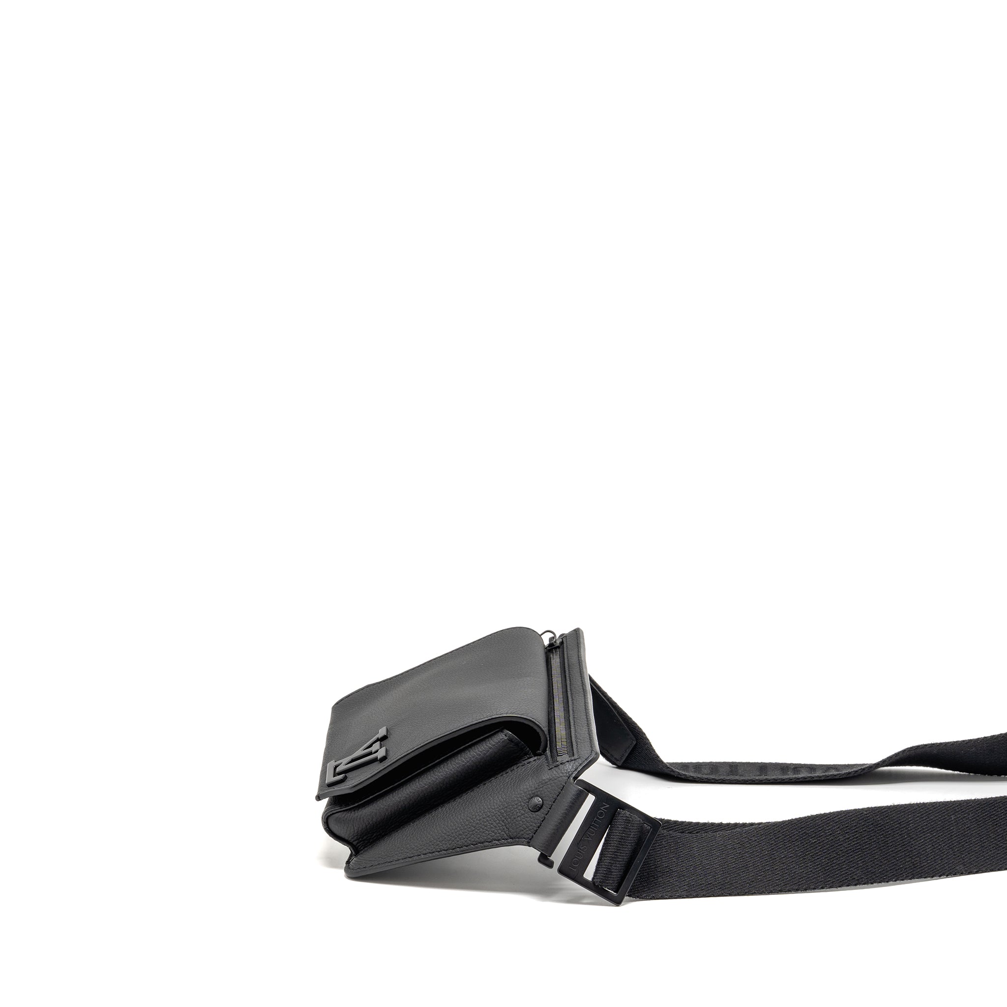 louis-vuitton-aerogram-takeoff-sling-black-grained-calfskin-black-hardware