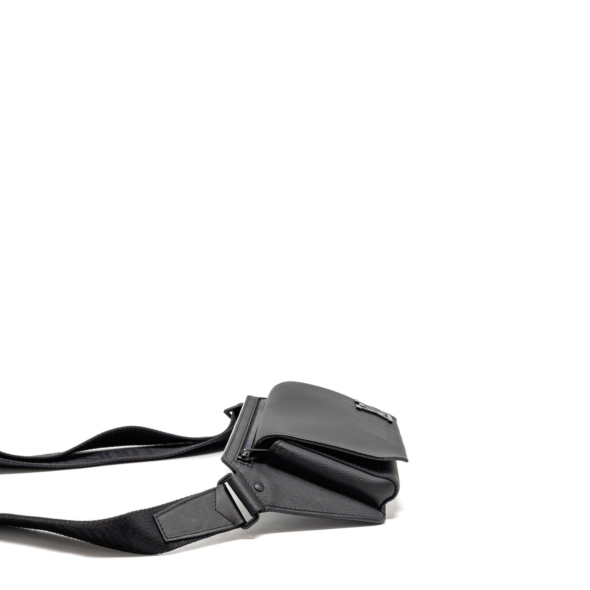 louis-vuitton-aerogram-takeoff-sling-black-grained-calfskin-black-hardware