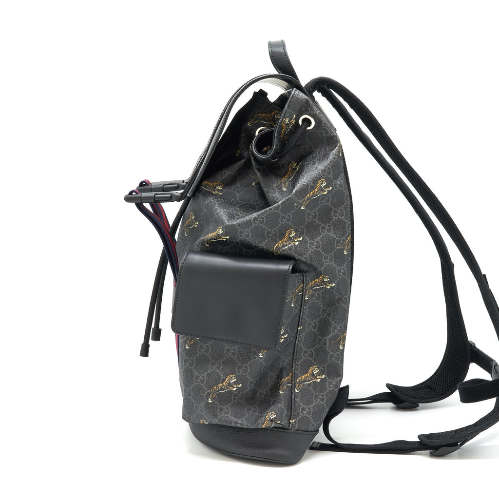 gucci-men-black-backpack-with-tiger-motifs