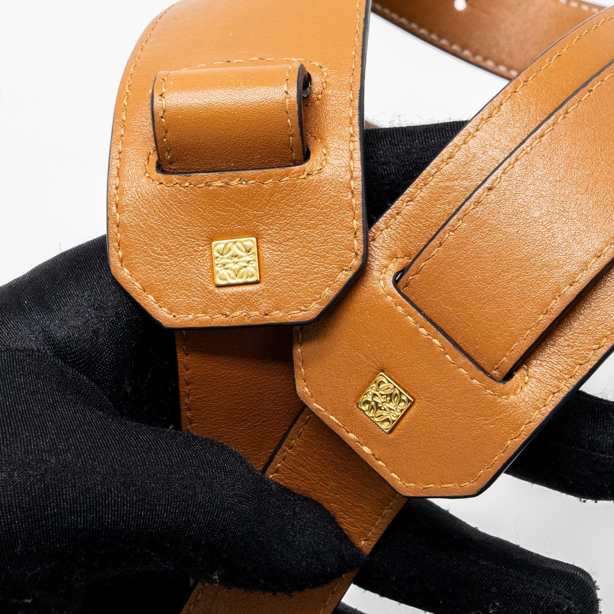 loewe-puzzle-bag-in-grained-calfskin-gold-ghw