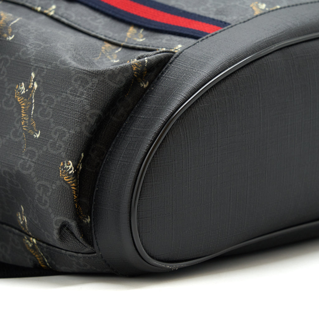 gucci-men-black-backpack-with-tiger-motifs