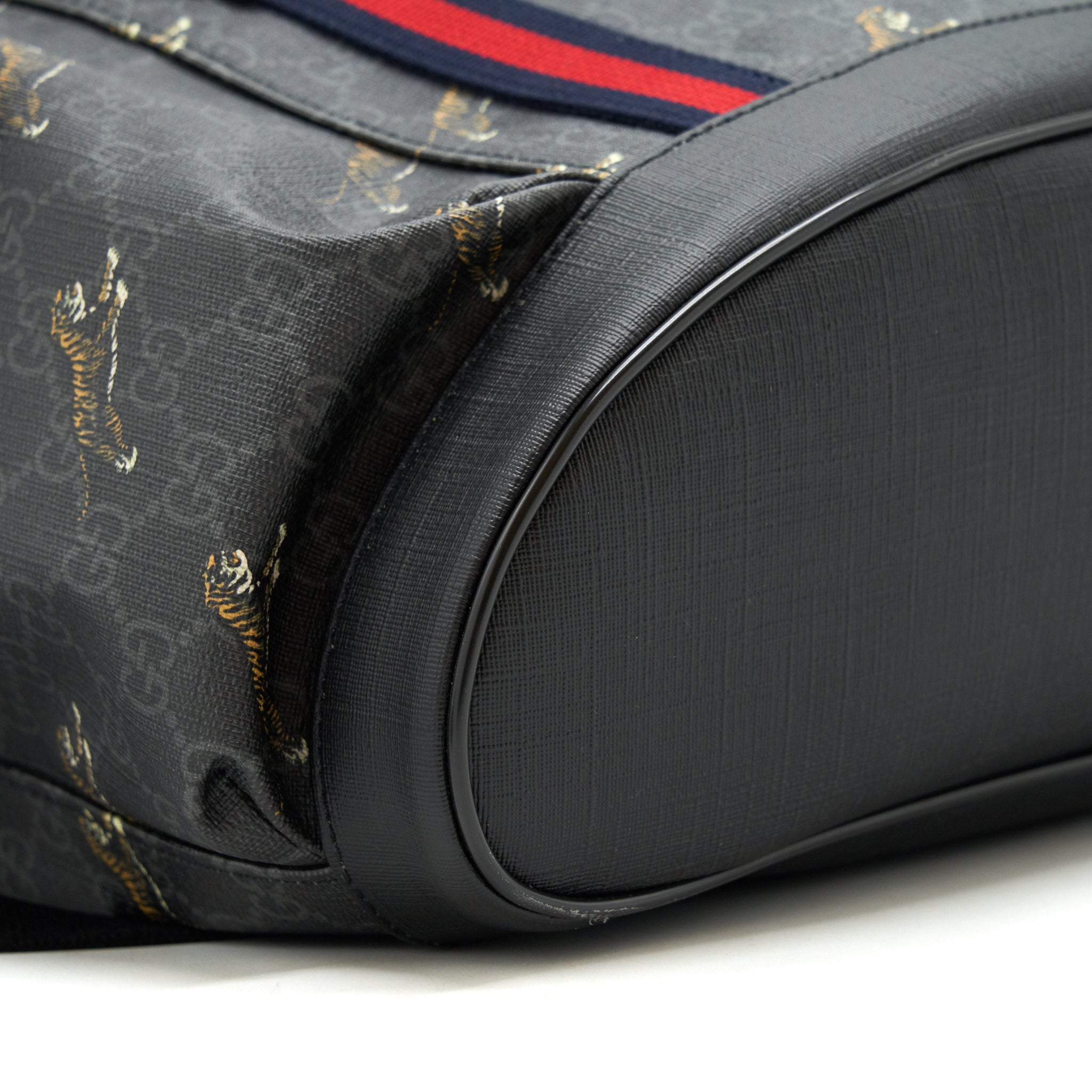 gucci-men-black-backpack-with-tiger-motifs