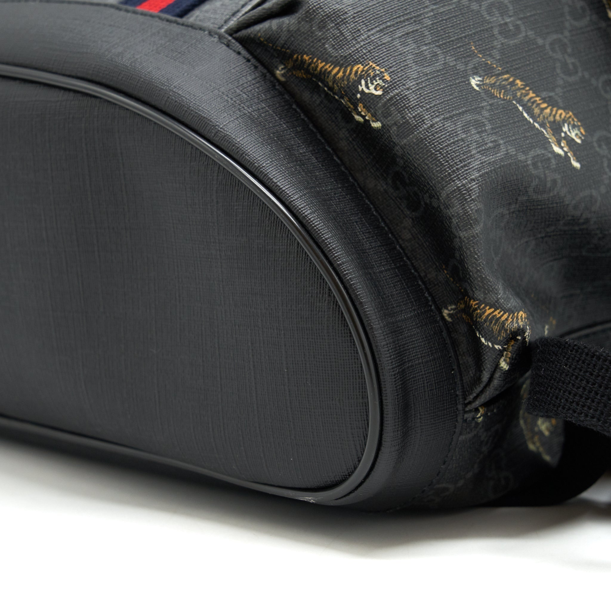 gucci-men-black-backpack-with-tiger-motifs