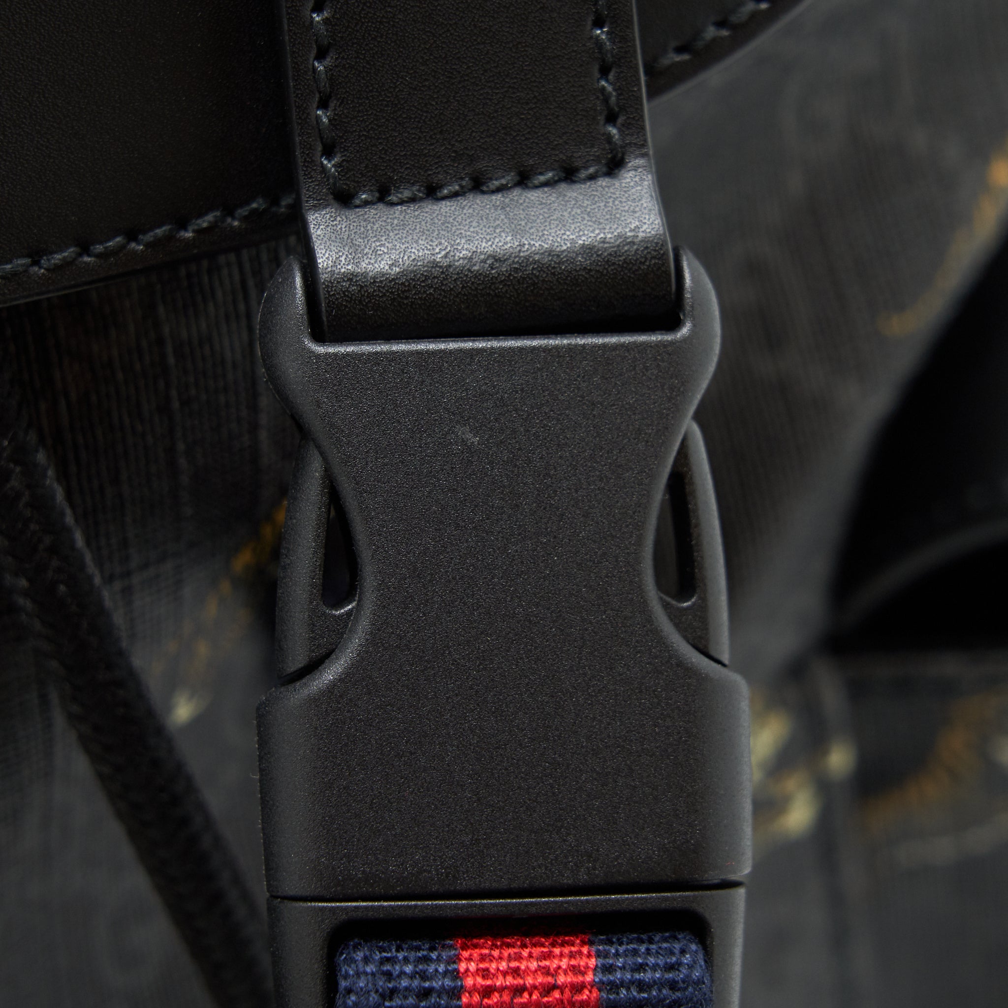 gucci-men-black-backpack-with-tiger-motifs