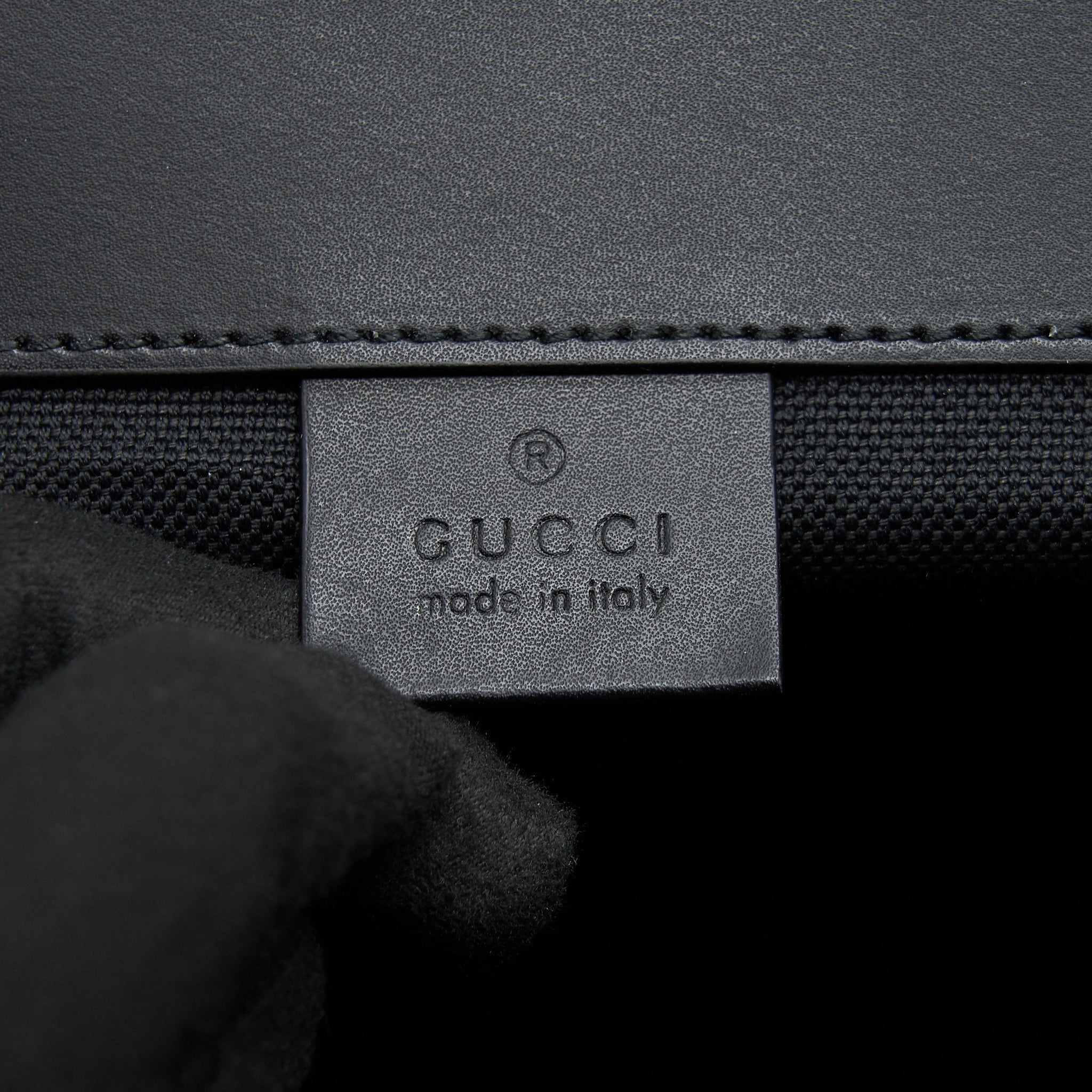 gucci-men-black-backpack-with-tiger-motifs
