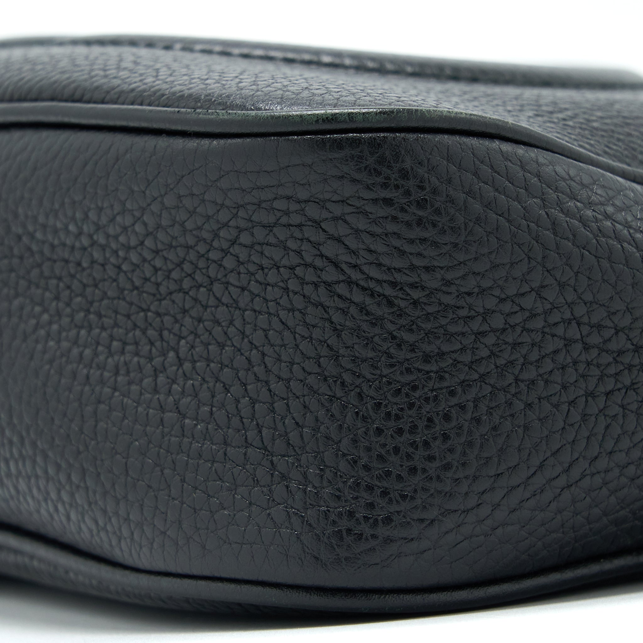 gucci-soho-disco-camera-bag-calfskin-black-with-lghw