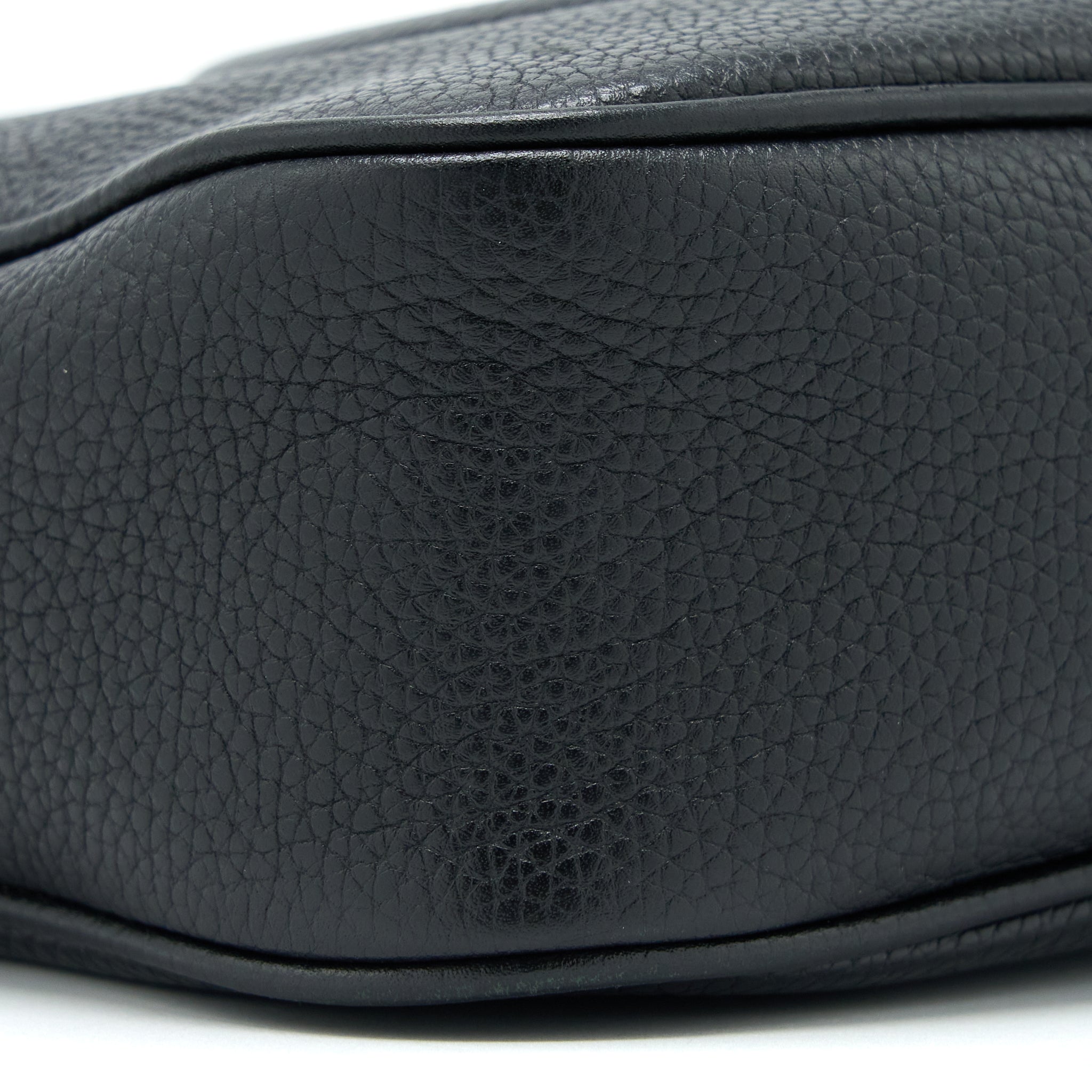 gucci-soho-disco-camera-bag-calfskin-black-with-lghw