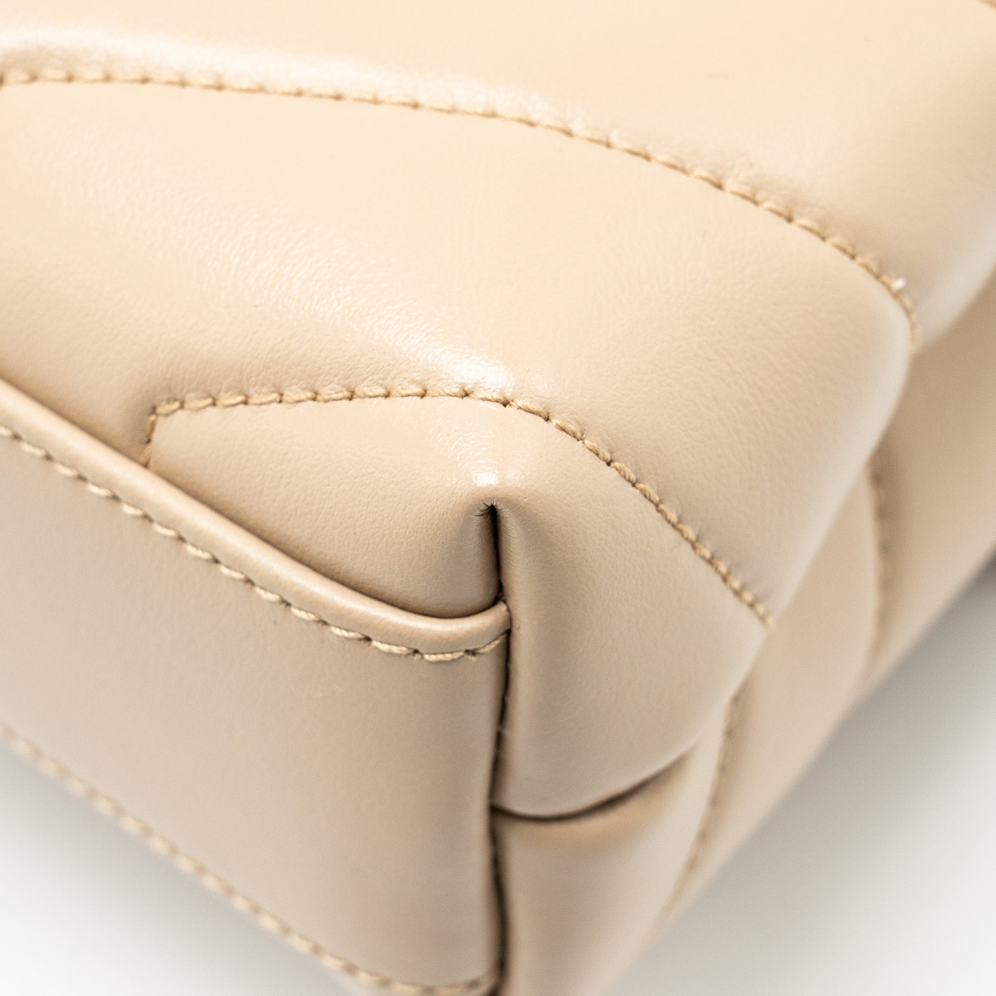 saint-laurent-ysl-toy-loulou-quilted-shoulder-bag-calfskin-beige-ghw