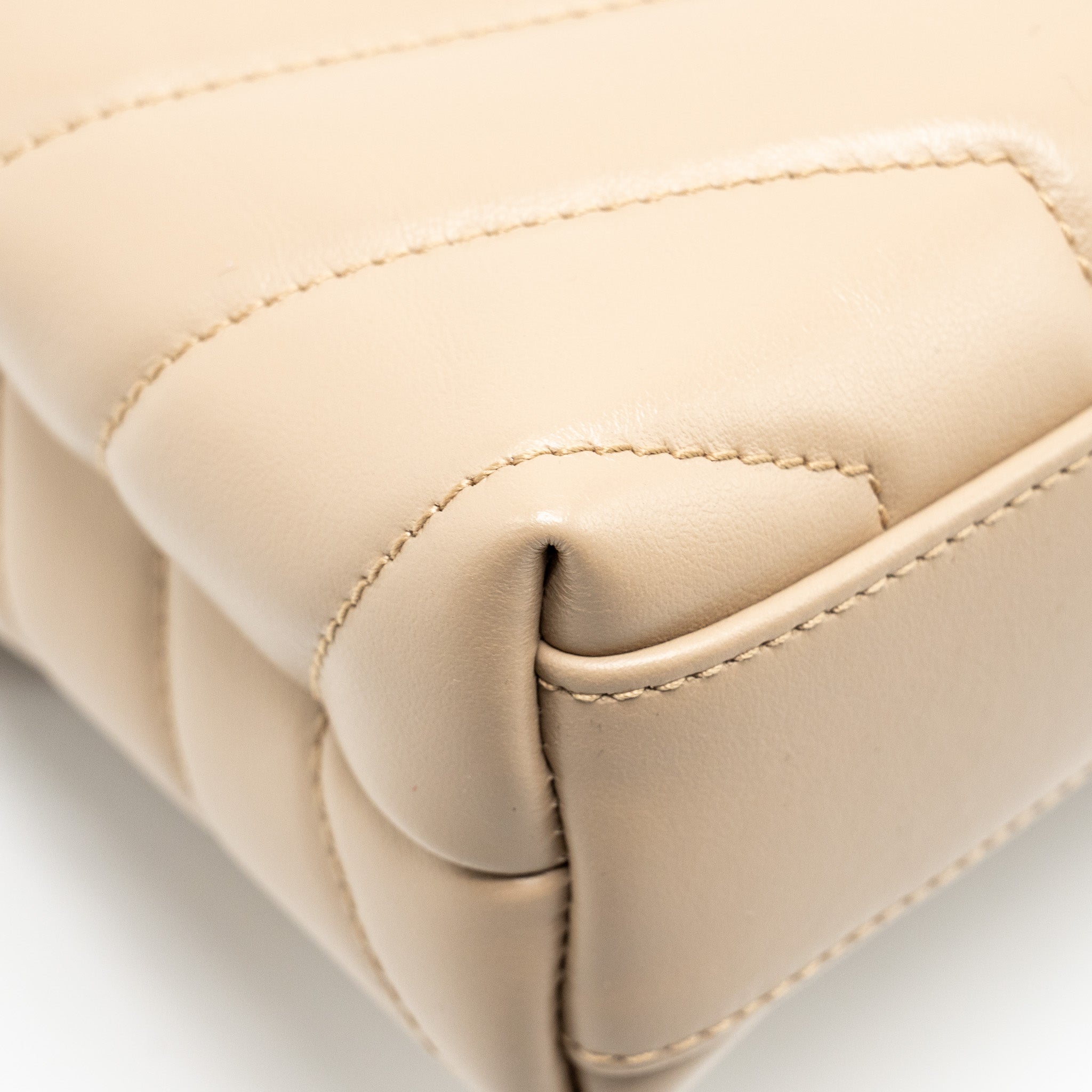 saint-laurent-ysl-toy-loulou-quilted-shoulder-bag-calfskin-beige-ghw