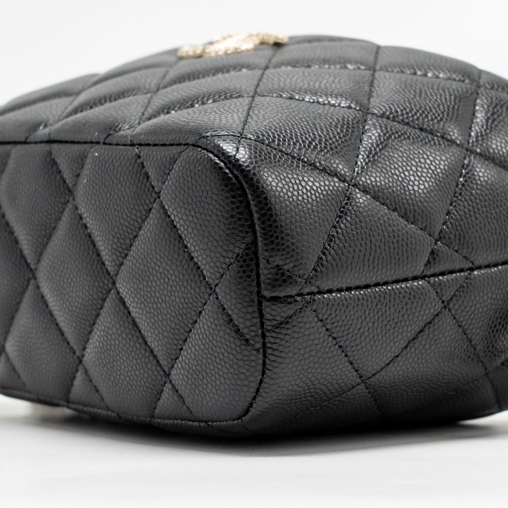 chanel-25c-detail-cc-logo-quilted-hobo-bag-caviar-black-lghwmicrochip