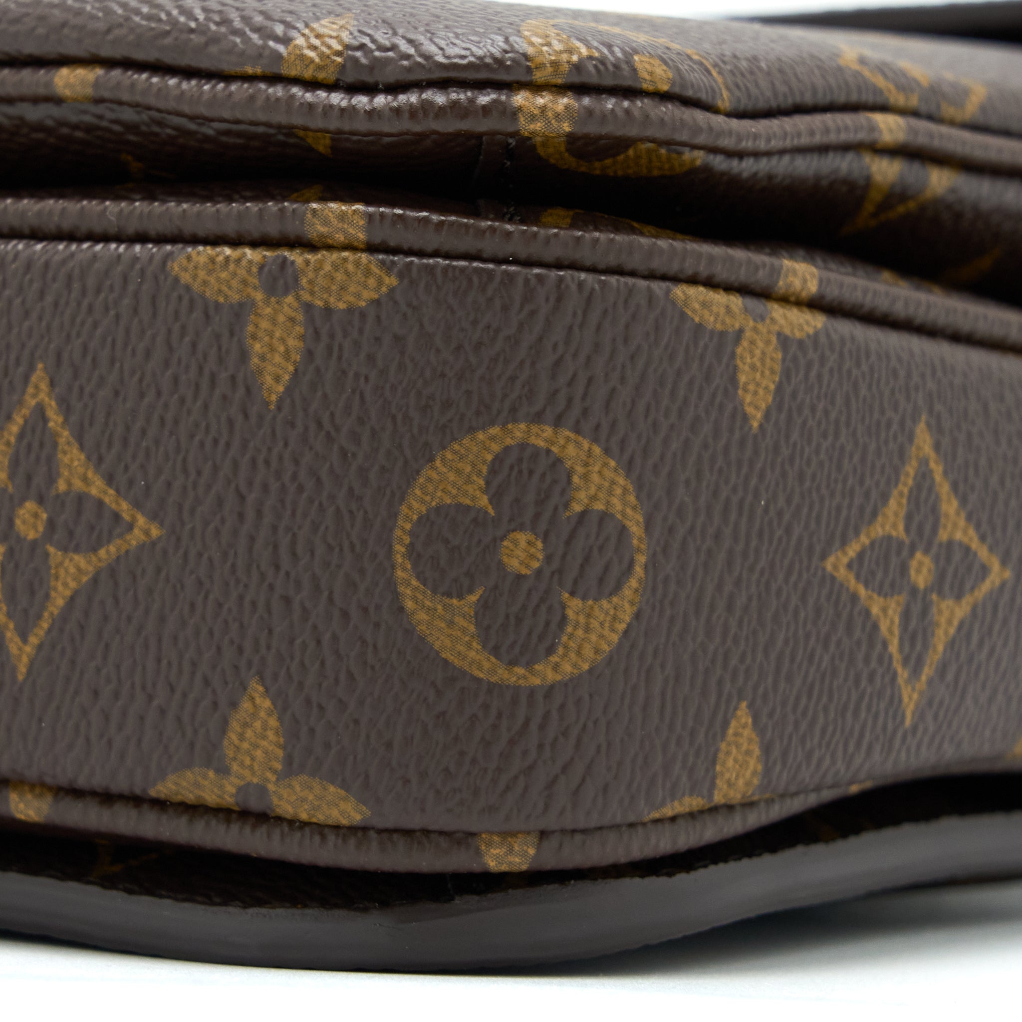 louis-vuitton-pochette-metis-monograms-canvas-ghw