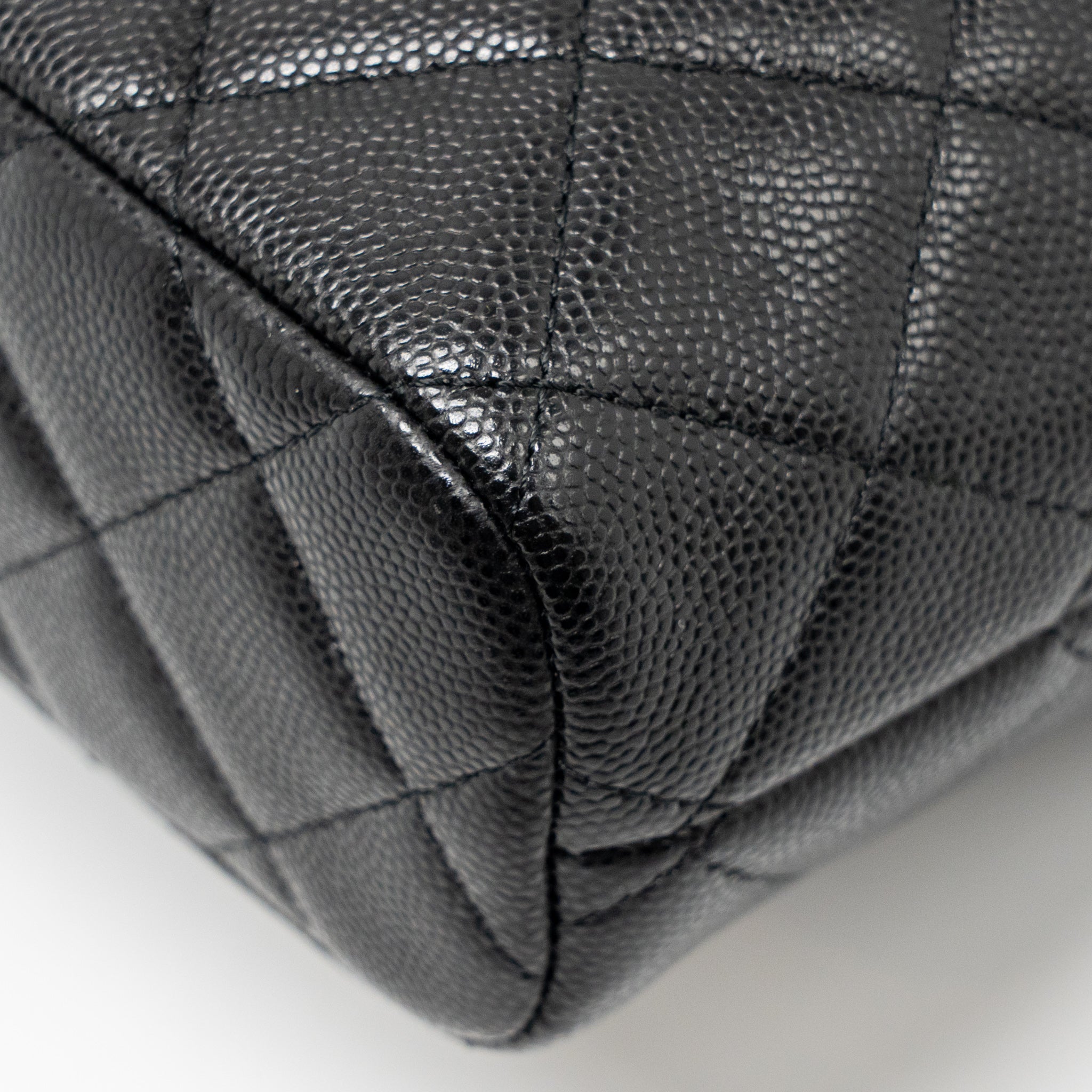 chanel-25c-detail-cc-logo-quilted-hobo-bag-caviar-black-lghwmicrochip