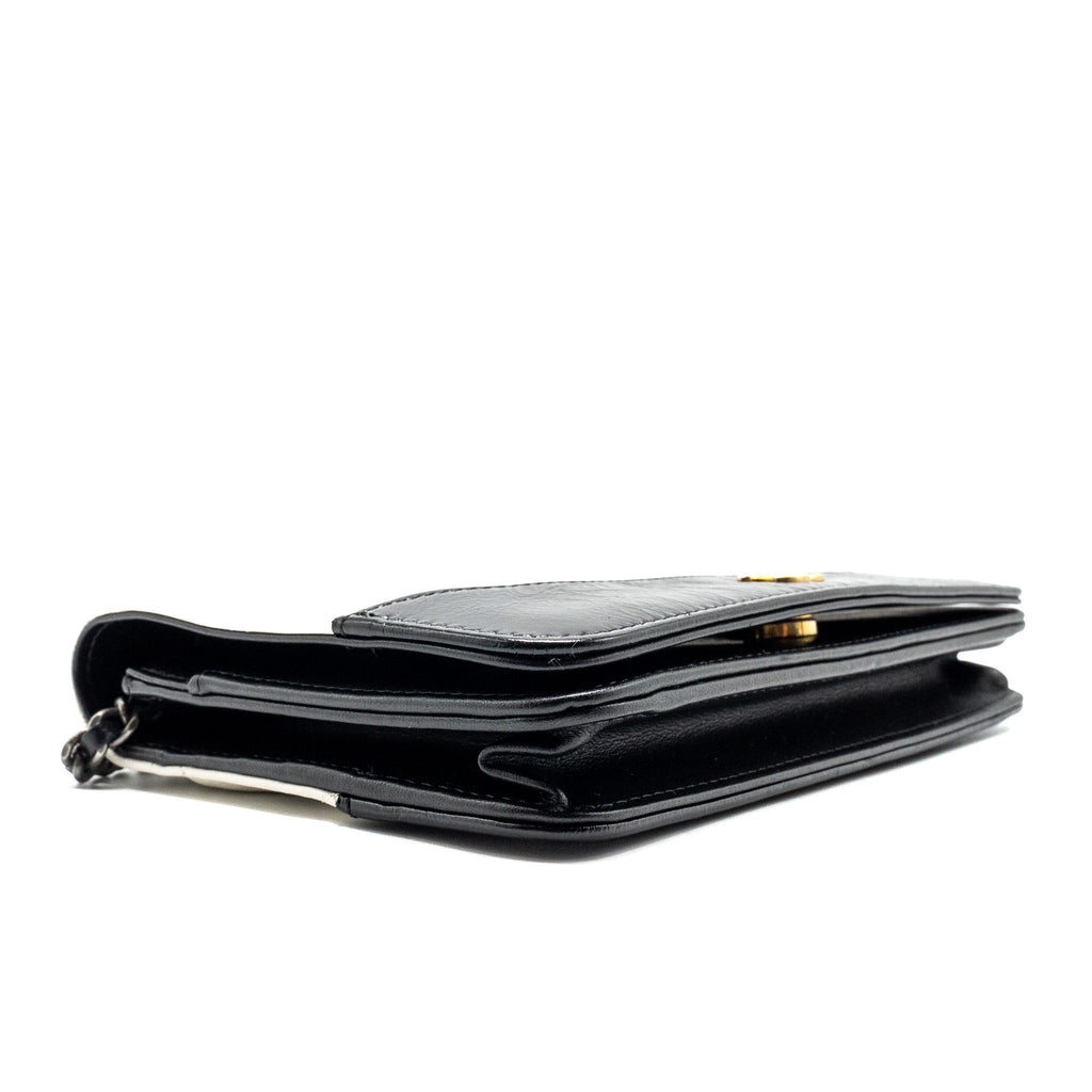 chanel-gabrielle-wallet-on-chain-calfskin-white-black-multicolour-hardware-copy