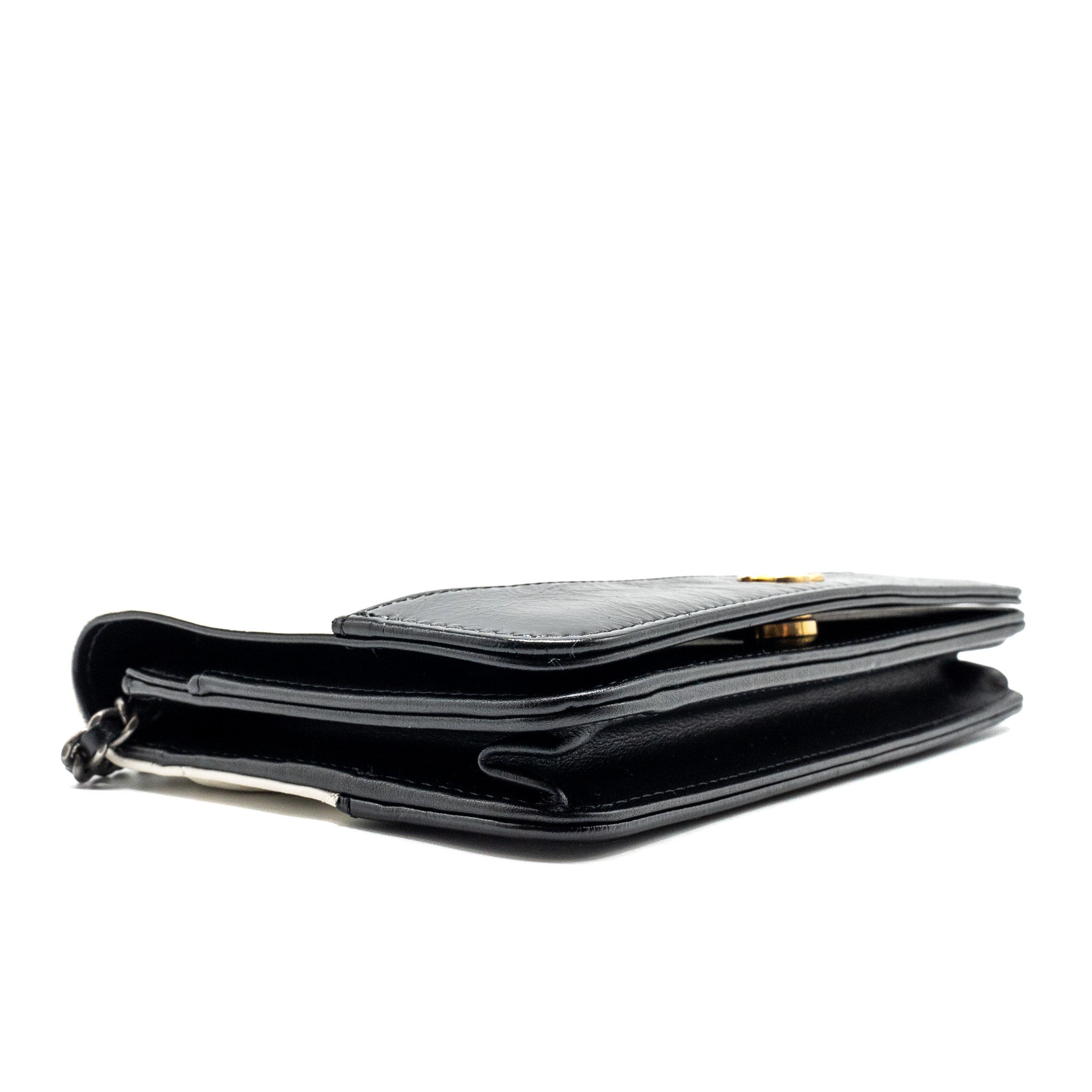 chanel-gabrielle-wallet-on-chain-calfskin-white-black-multicolour-hardware-copy