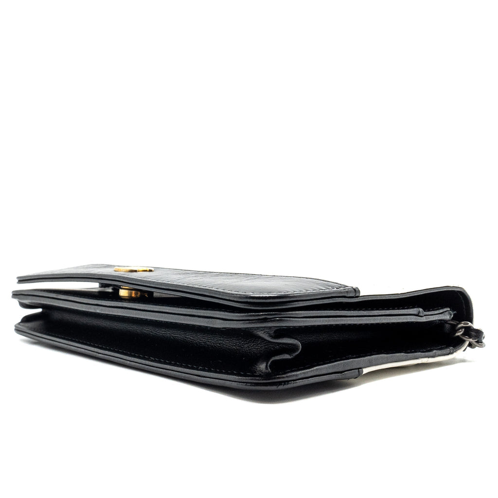 chanel-gabrielle-wallet-on-chain-calfskin-white-black-multicolour-hardware-copy