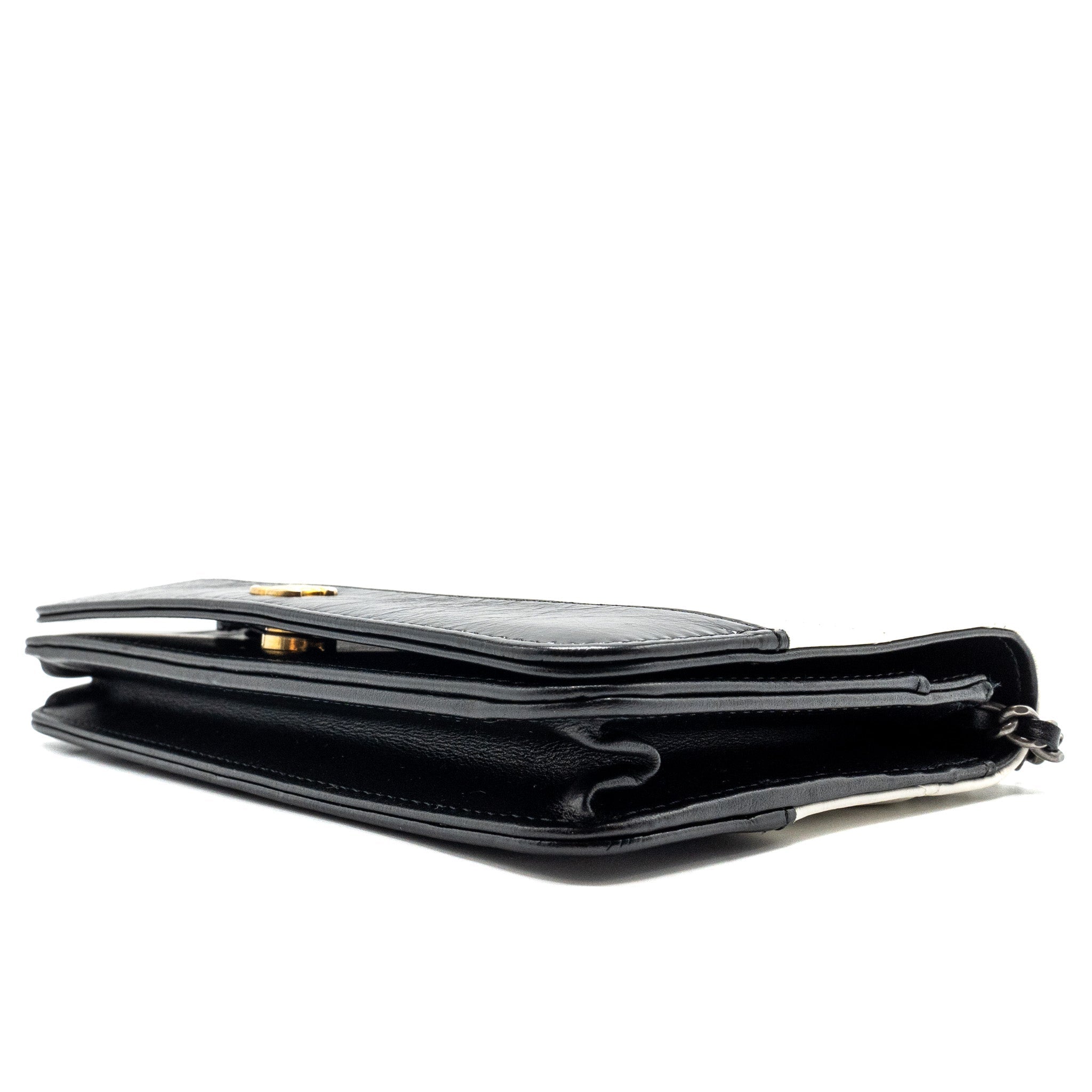 chanel-gabrielle-wallet-on-chain-calfskin-white-black-multicolour-hardware-copy