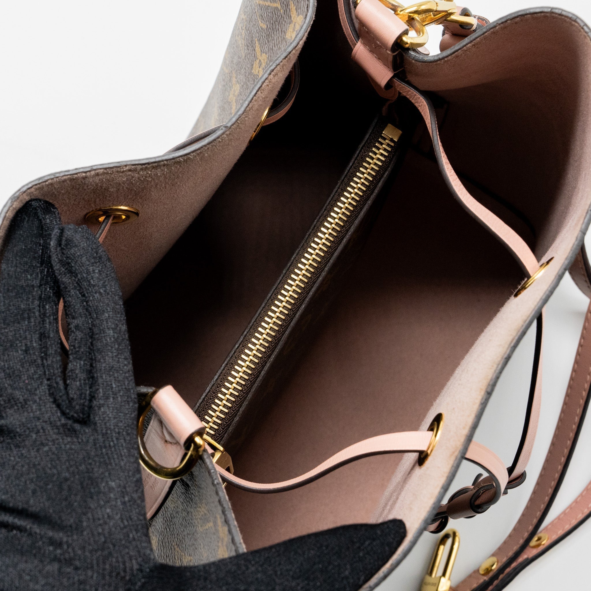 louis-vuitton-neonoe-monogram-canvas-rose-poudre-ghw-1