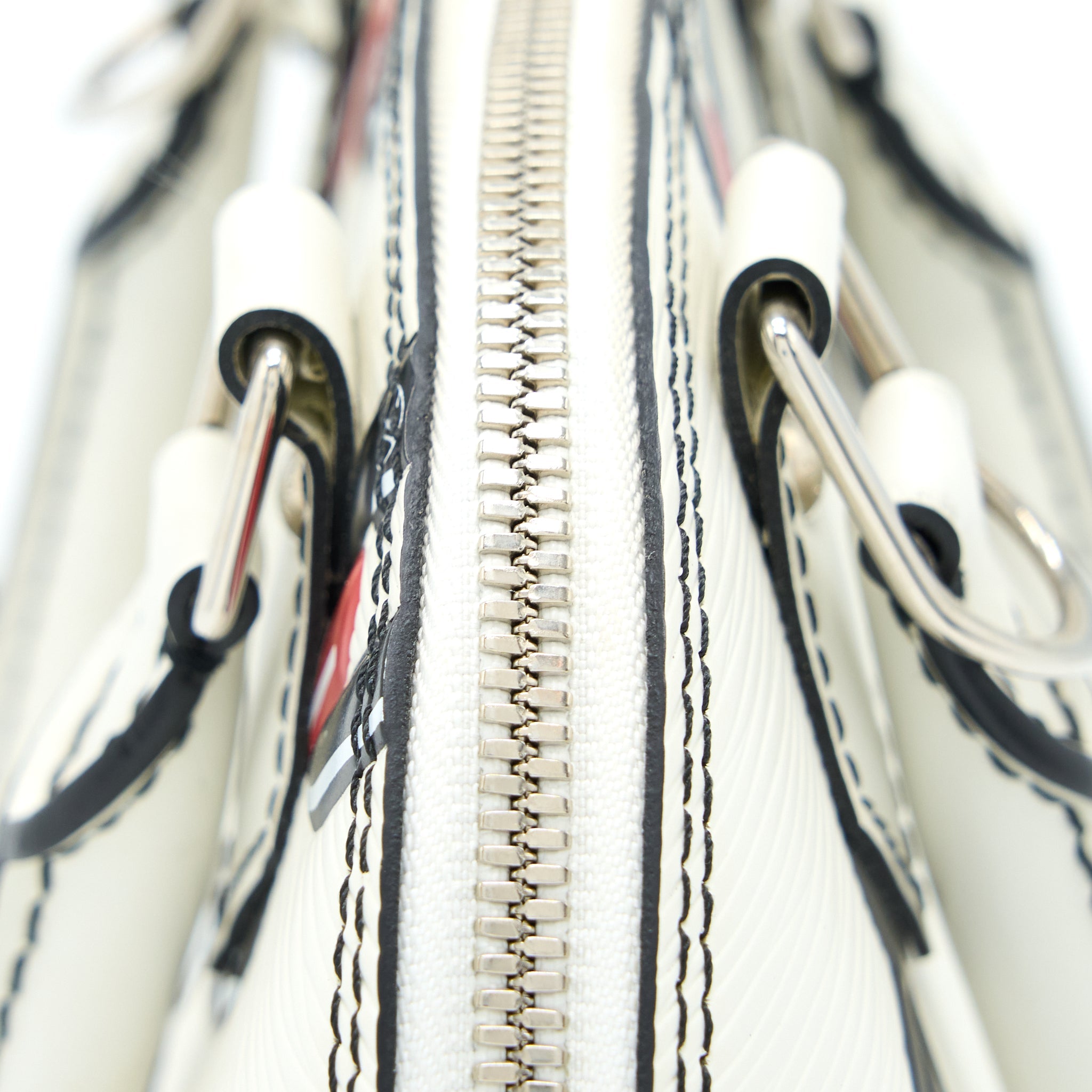 louis-vuitton-alma-bb-en-cuir-occasion-epi-leather-white-black-with-shw