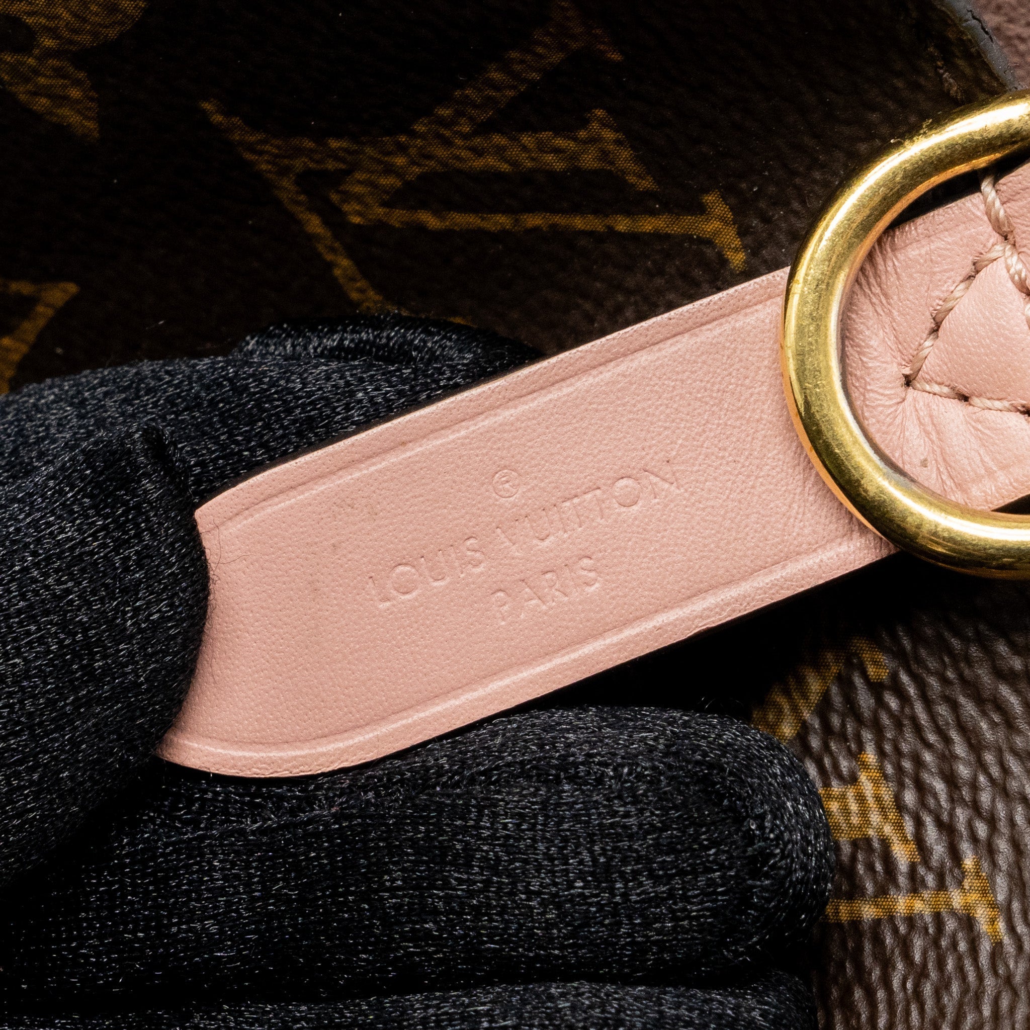 louis-vuitton-neonoe-monogram-canvas-rose-poudre-ghw-1
