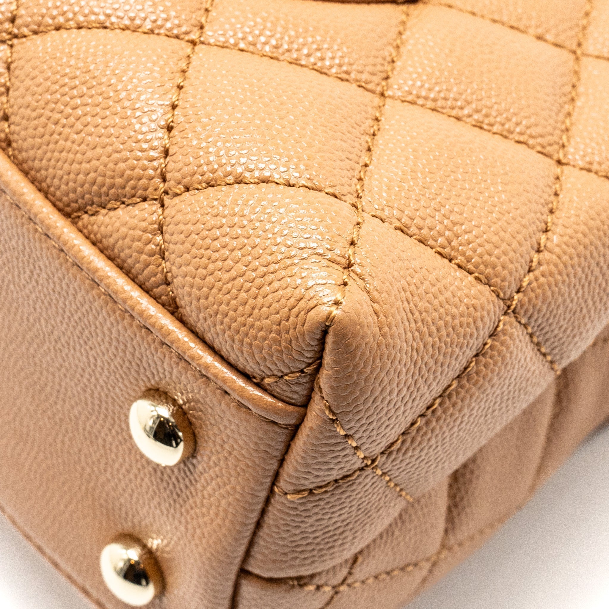 chanel-21p-small-coco-handle-caviar-caramel-lghw