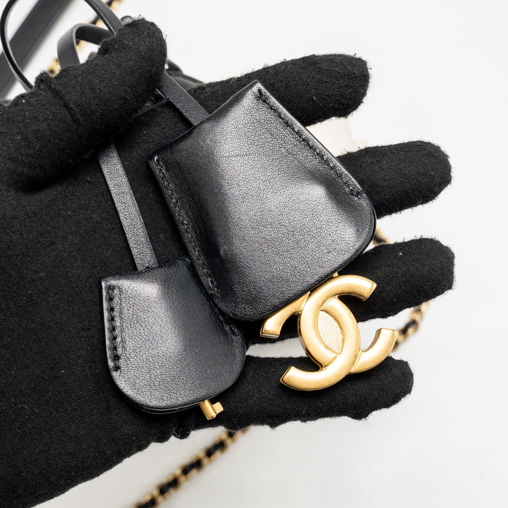 chanel-cc-filigree-vanity-case-caviar-white-black
