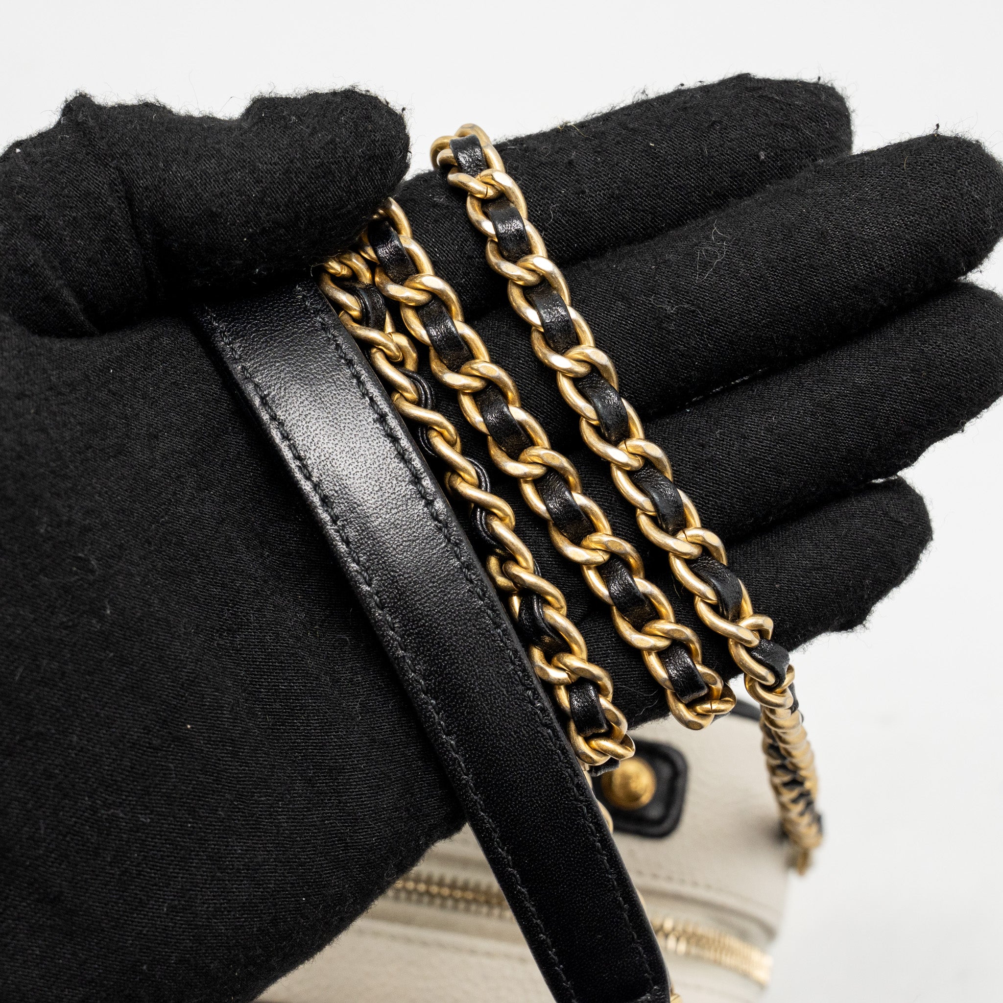 chanel-cc-filigree-vanity-case-caviar-white-black