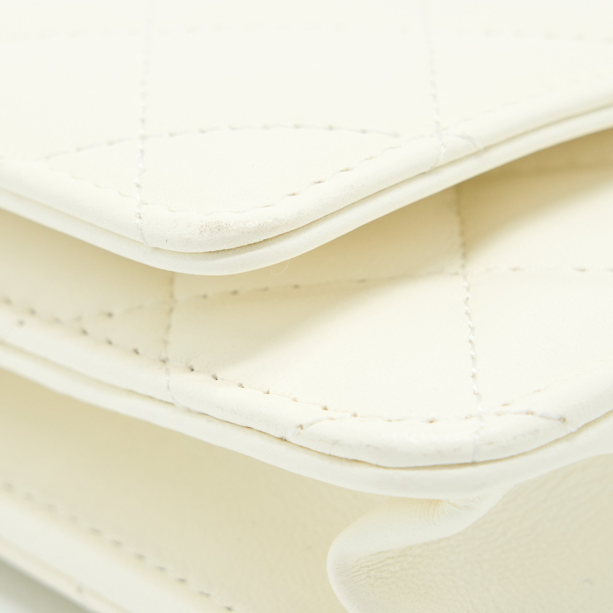 chanel-pearl-crush-wallet-on-chain-lambskin-white-ghw-microchip-1