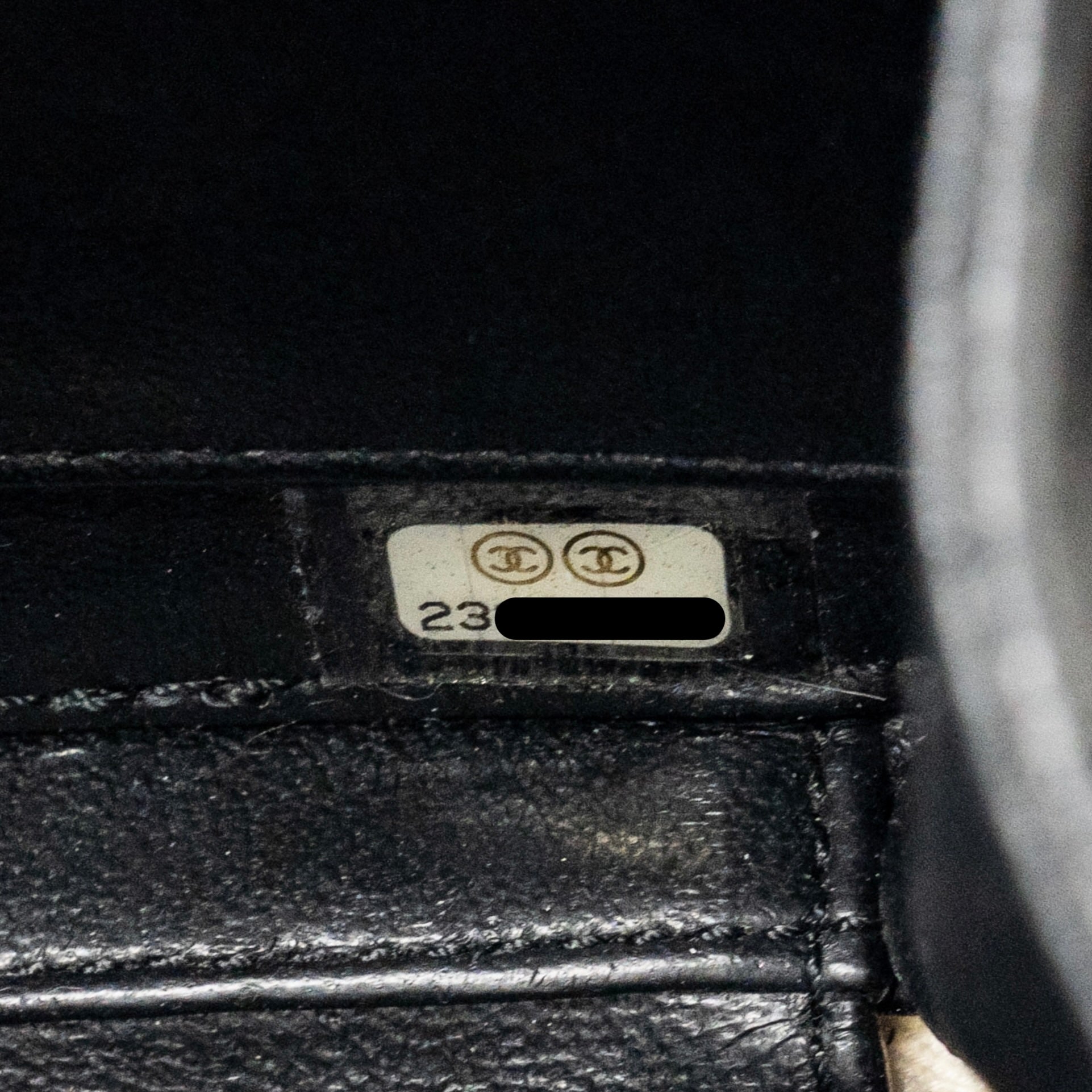 chanel-cc-filigree-vanity-case-caviar-white-black