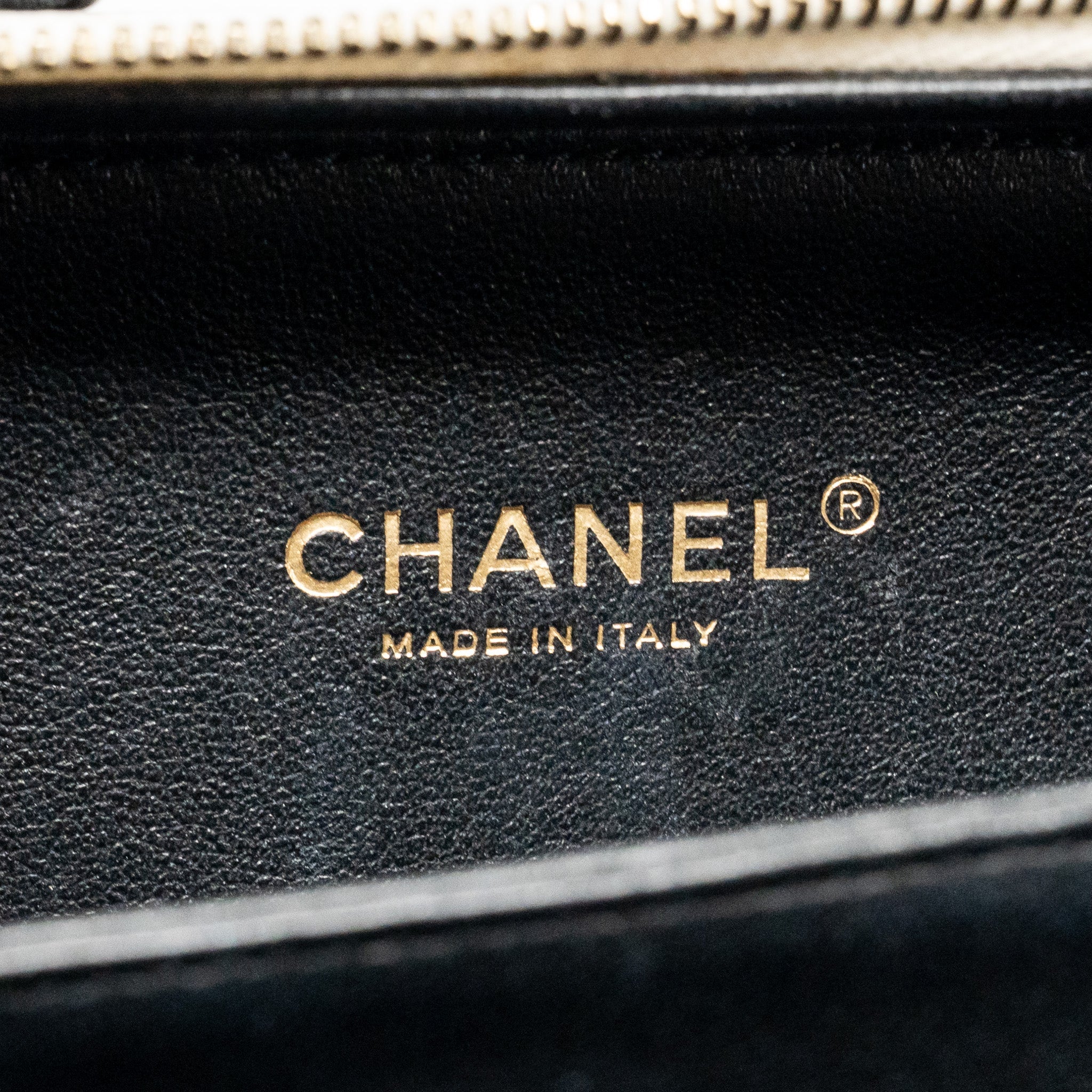 chanel-cc-filigree-vanity-case-caviar-white-black