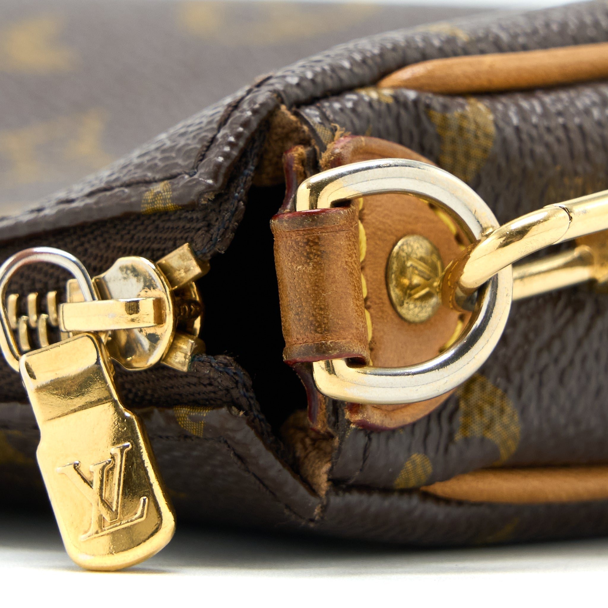 louis-vuitton-eva-pochette-bag-monogram-ghw
