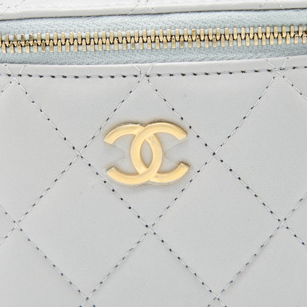 chanel-21a-top-handle-mini-vanity-with-chain-lambskin-light-grey-ghw