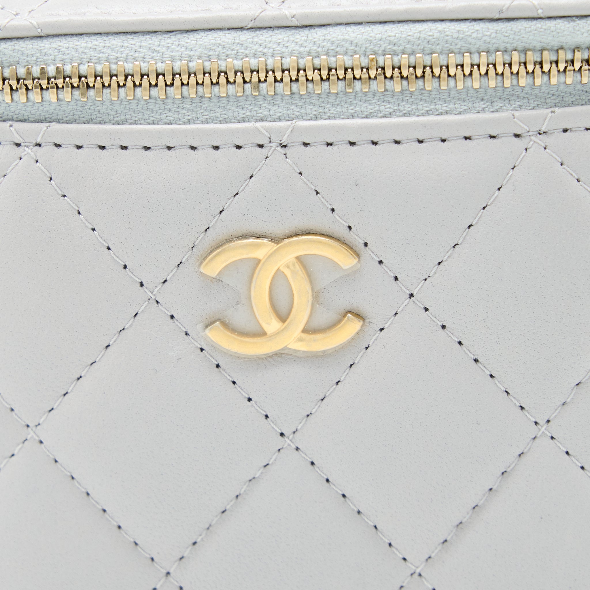 chanel-21a-top-handle-mini-vanity-with-chain-lambskin-light-grey-ghw