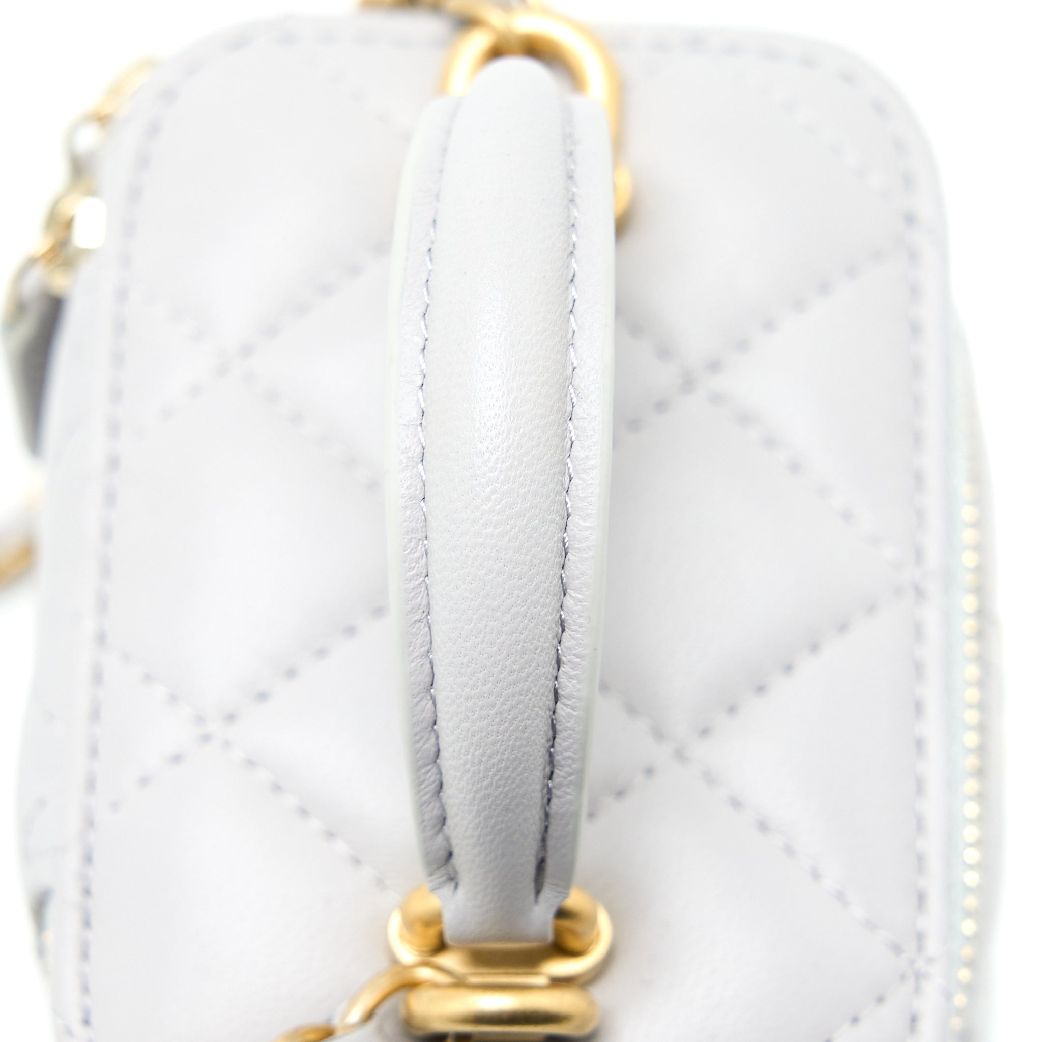 chanel-21a-top-handle-mini-vanity-with-chain-lambskin-light-grey-ghw