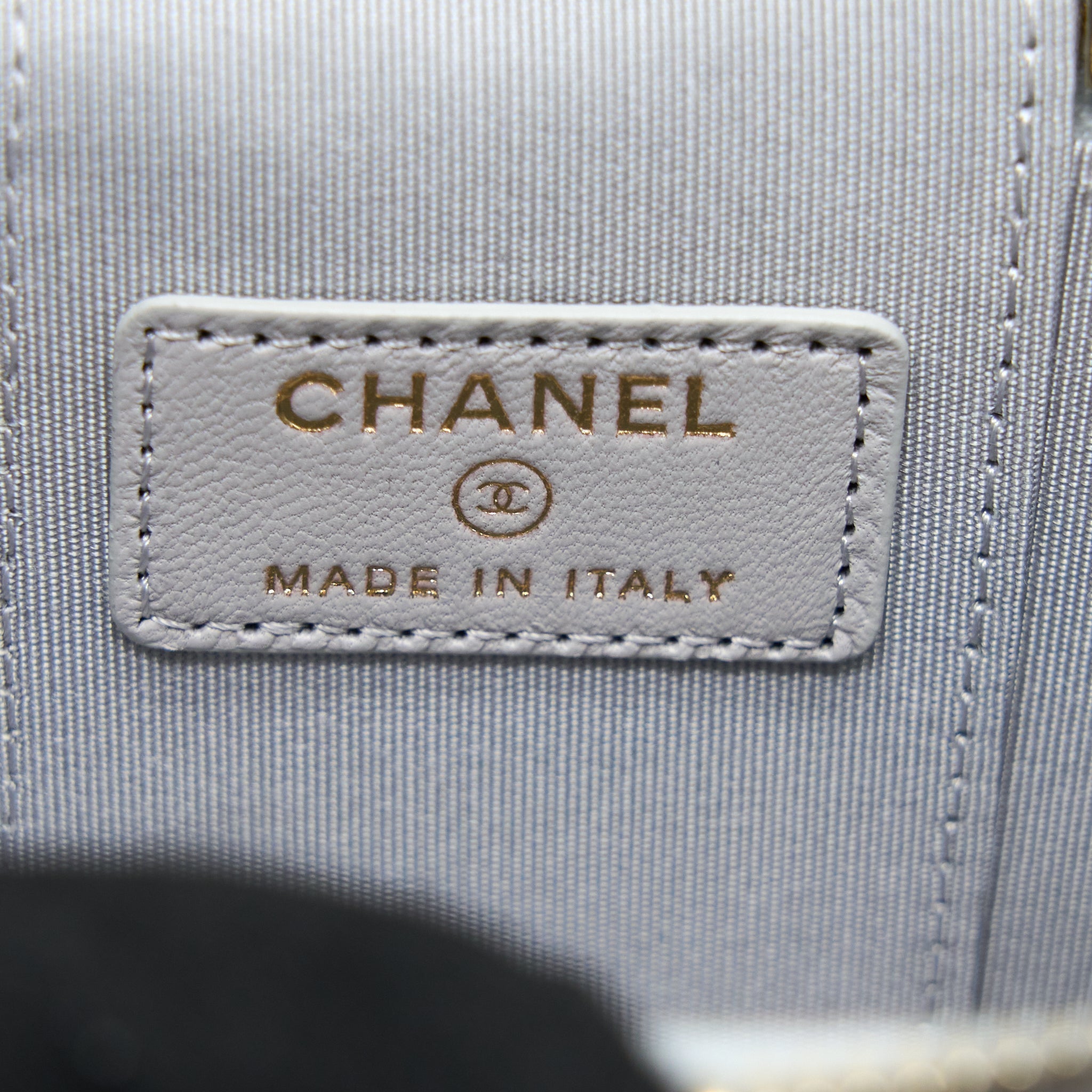 chanel-21a-top-handle-mini-vanity-with-chain-lambskin-light-grey-ghw