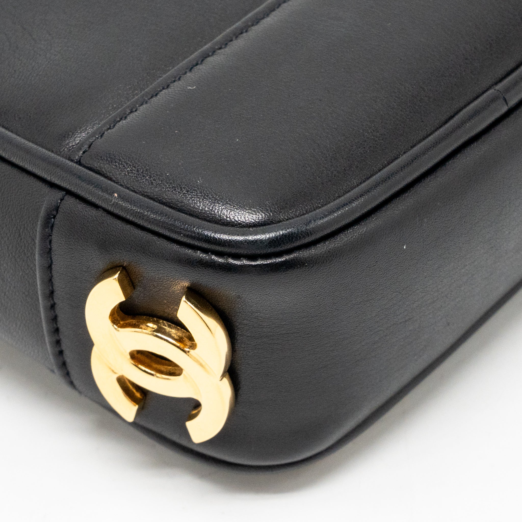 chanel-vintage-cc-logo-flap-belt-bag-smooth-calfskin-black-ghw