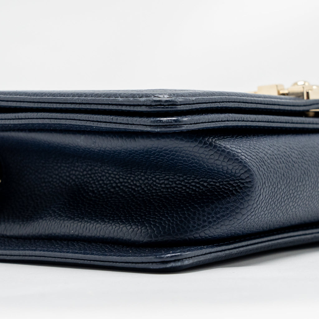 chanel-medium-boy-bag-caviar-navy-lghw