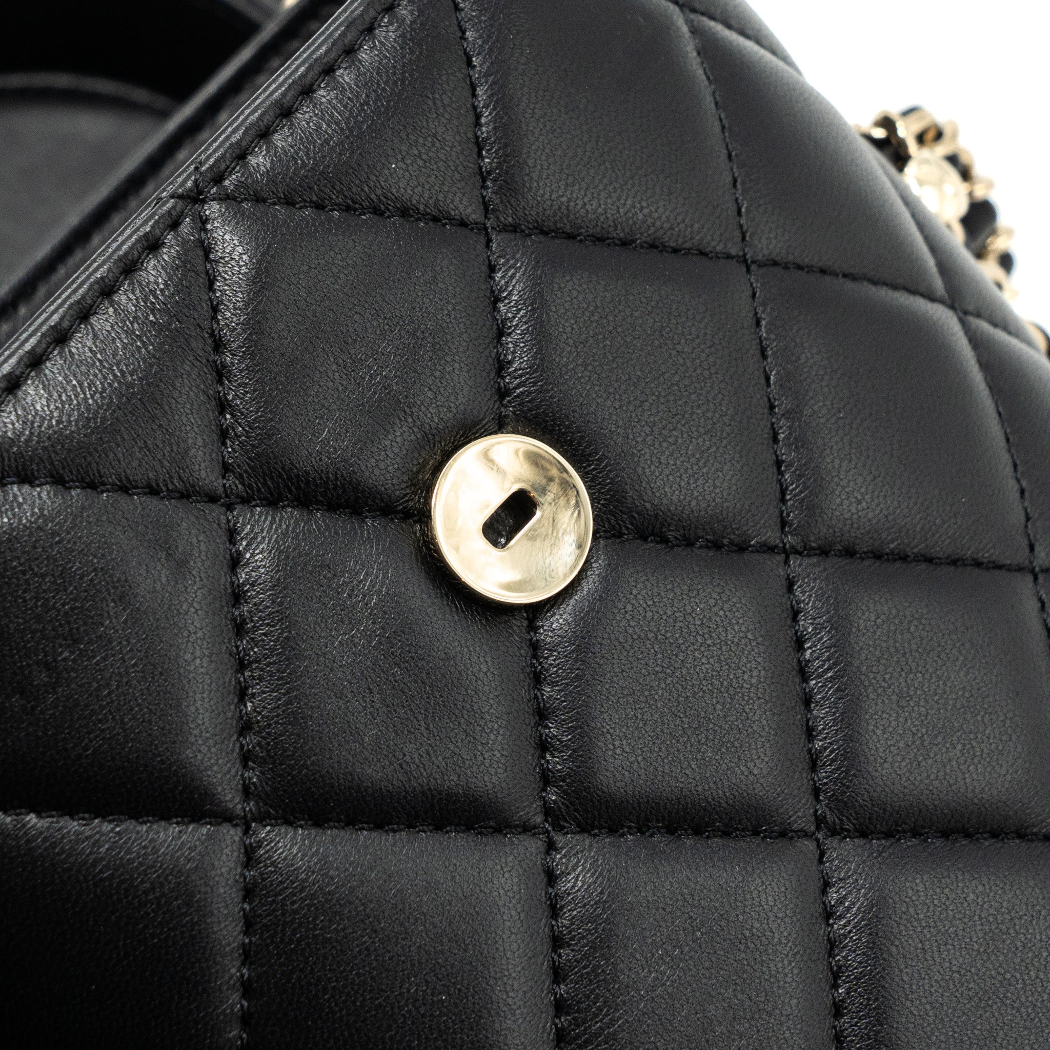 chanel-vanity-with-chain-lambskin-black-lghwmicrochip