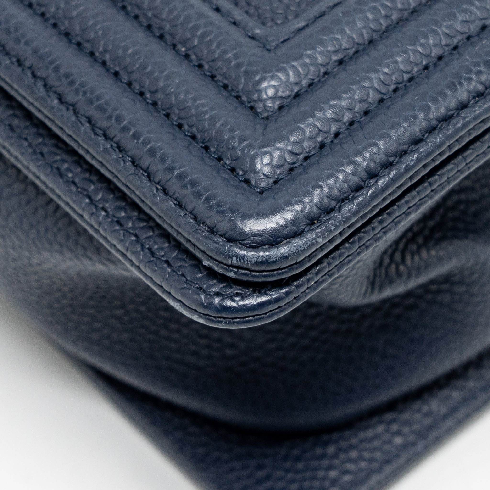 chanel-medium-boy-bag-caviar-navy-lghw