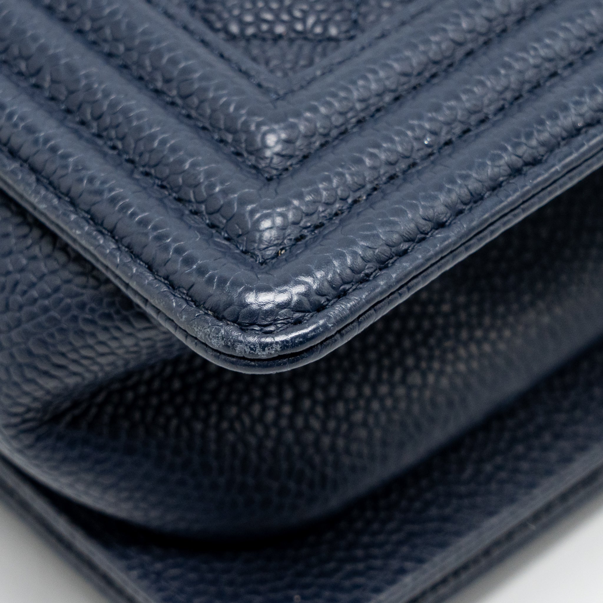 chanel-medium-boy-bag-caviar-navy-lghw