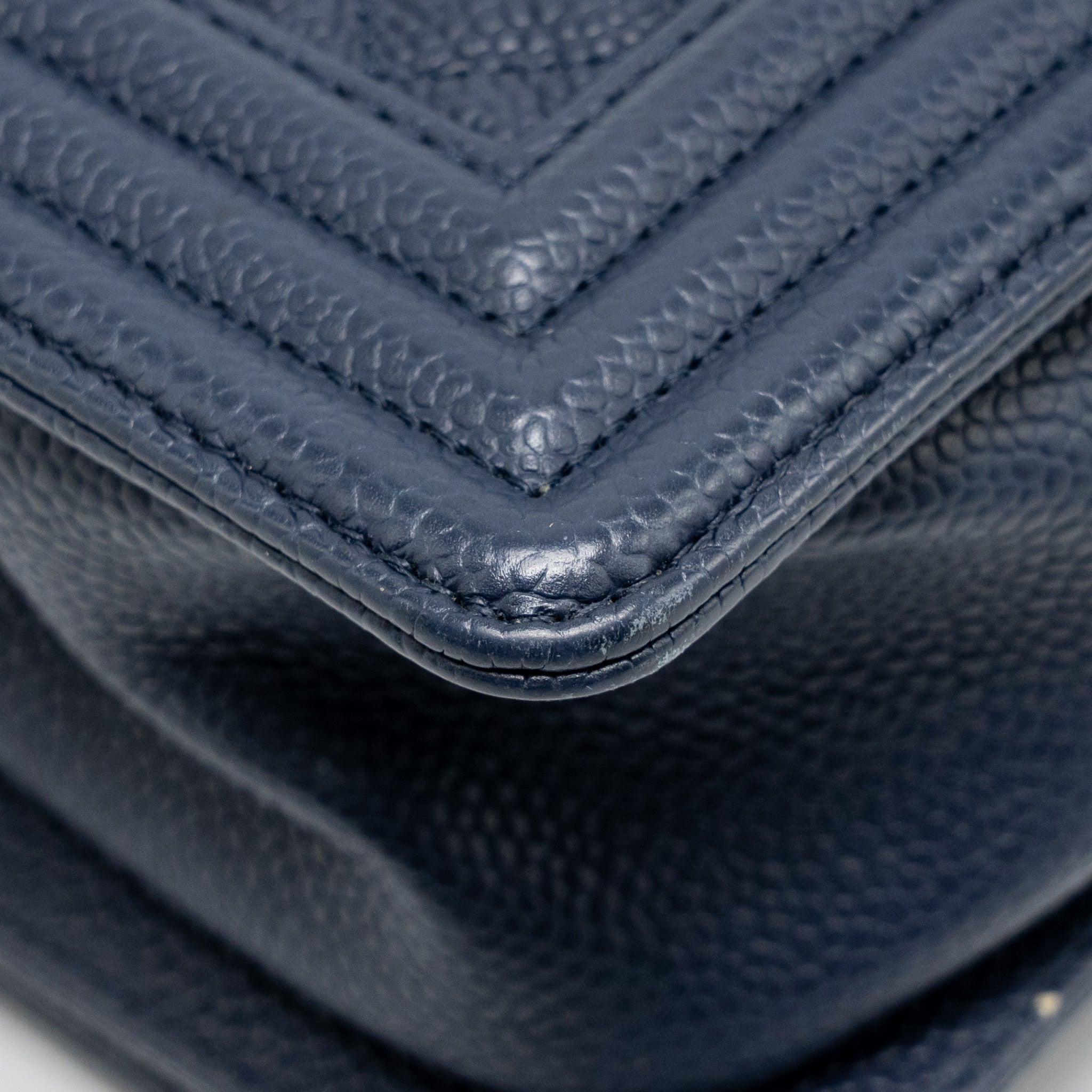 chanel-medium-boy-bag-caviar-navy-lghw