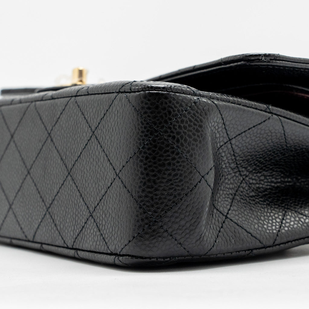 chanel-medium-classic-double-flap-bag-caviar-black-ghwmicrochip-1