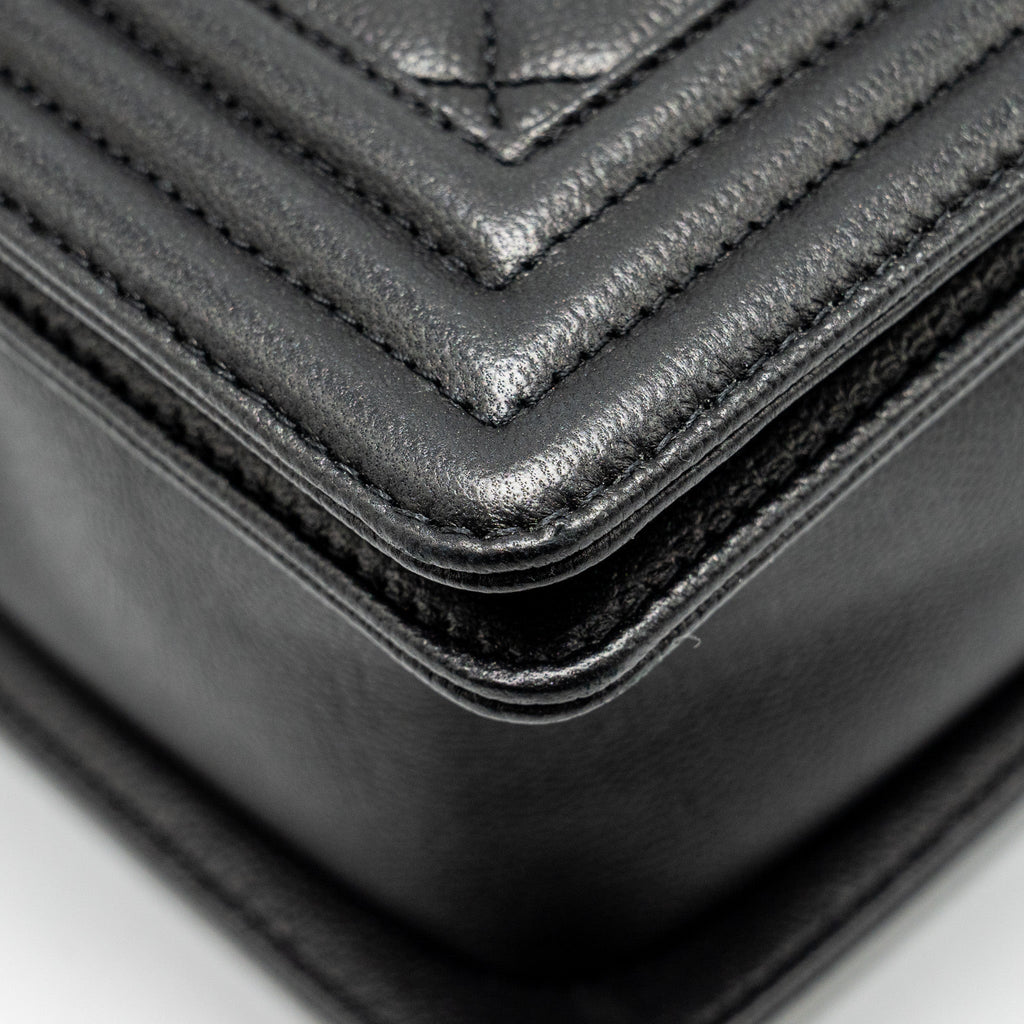 chanel-new-medium-boy-bag-caviar-so-black