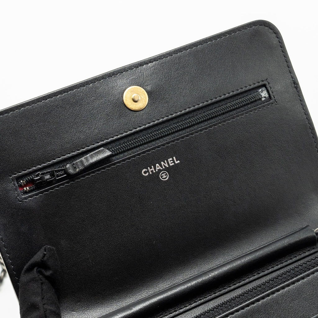 chanel-gabrielle-wallet-on-chain-calfskin-white-black-multicolour-hardware-copy