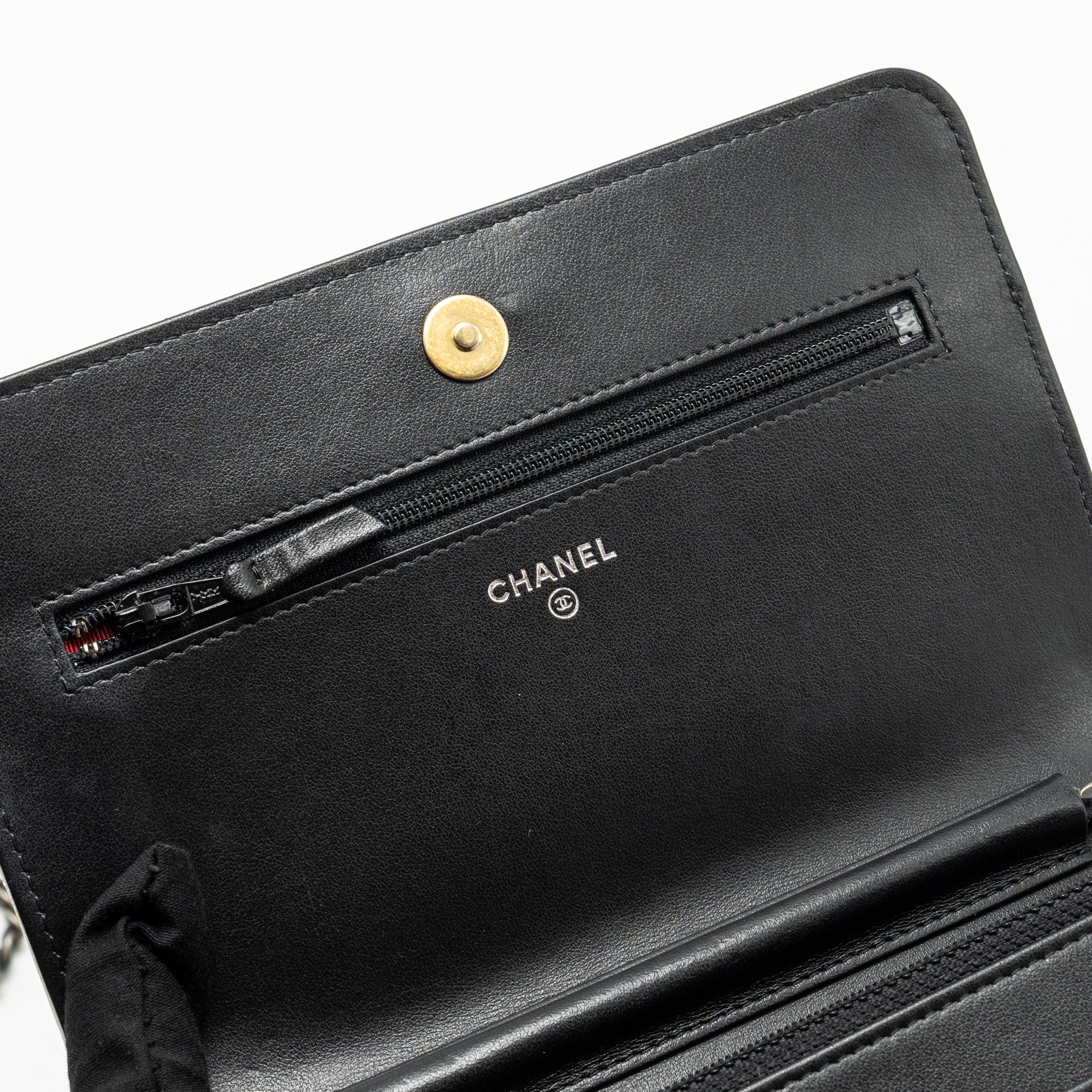 chanel-gabrielle-wallet-on-chain-calfskin-white-black-multicolour-hardware-copy