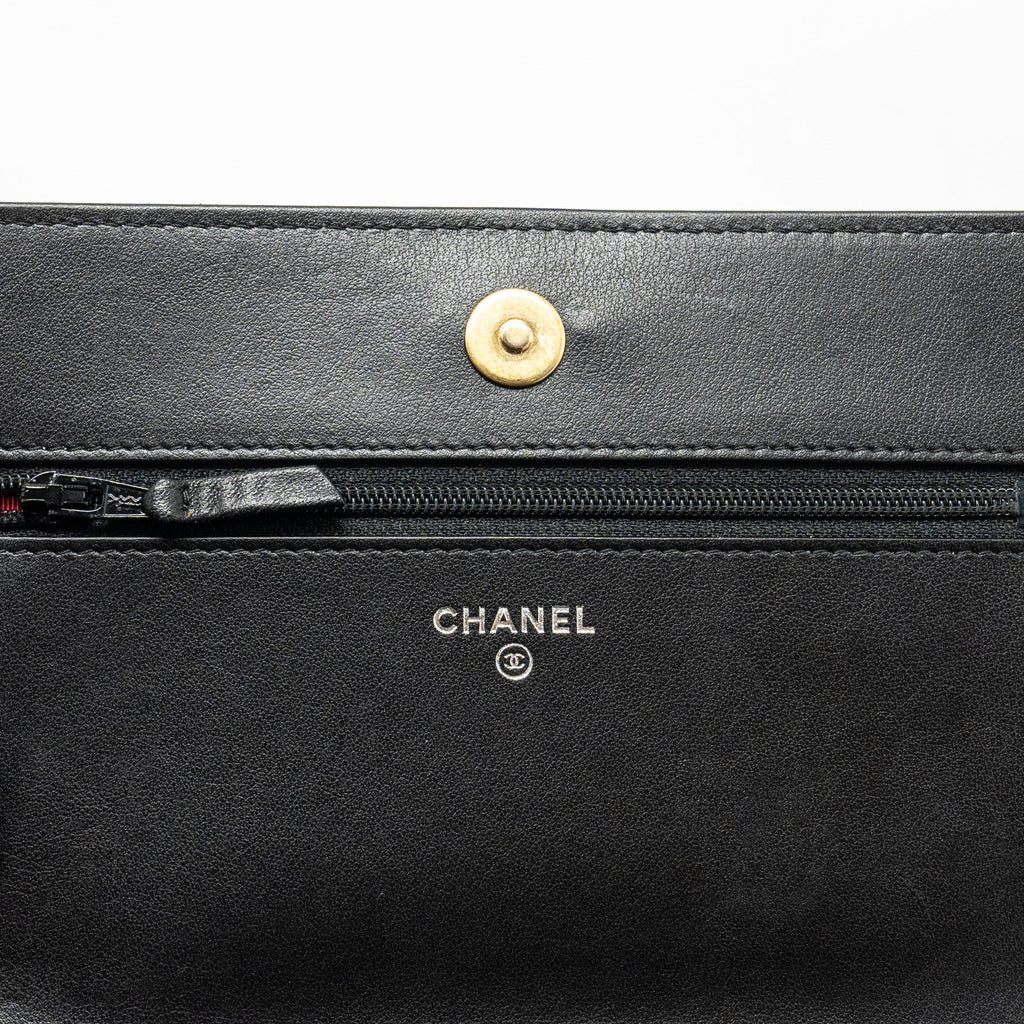 chanel-gabrielle-wallet-on-chain-calfskin-white-black-multicolour-hardware-copy