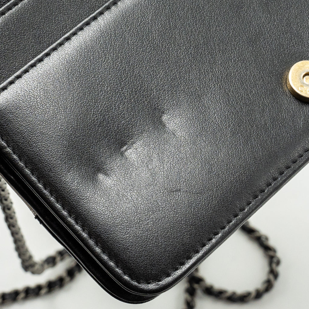 chanel-gabrielle-wallet-on-chain-calfskin-white-black-multicolour-hardware-copy
